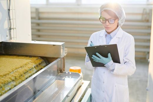 Operatrice Valdoro nel laboratorio di pasta fresca 