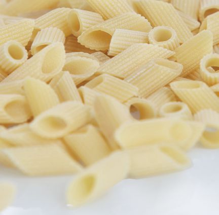 Primo piano di Mezze Penne, una tipologia di pasta secca trafilata al bronzo Valdoro.