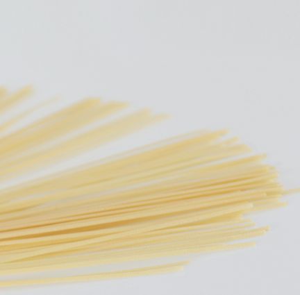 Primo piano di Linguine, una tipologia di pasta secca trafilata al bronzo Valdoro.