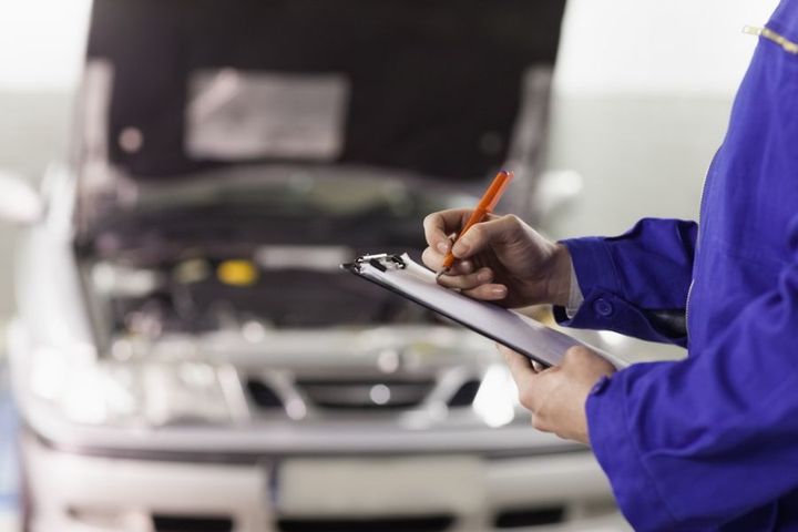 Controllo dell'auto in officina