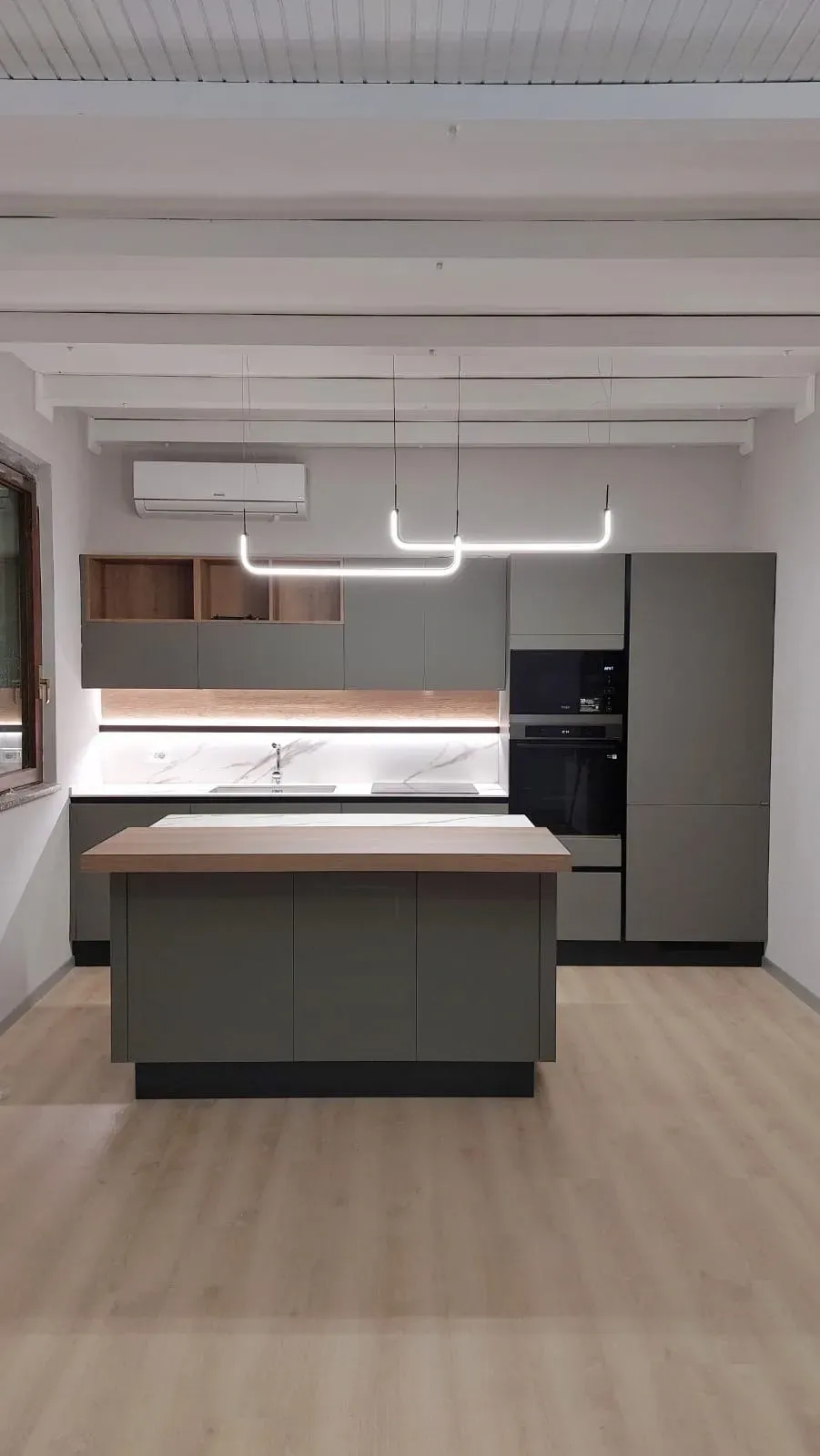 immagine di una cucina realizzata da arredamenti capelli