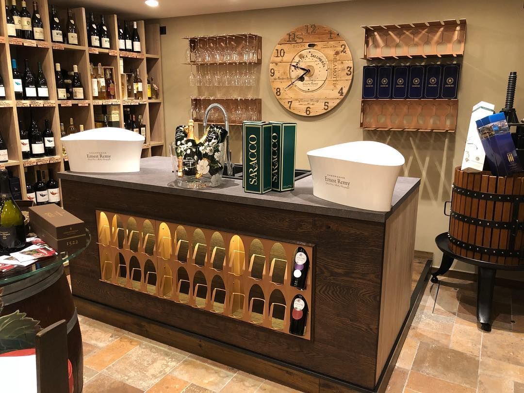 immagine di un'enoteca realizzata da arredamenti capelli