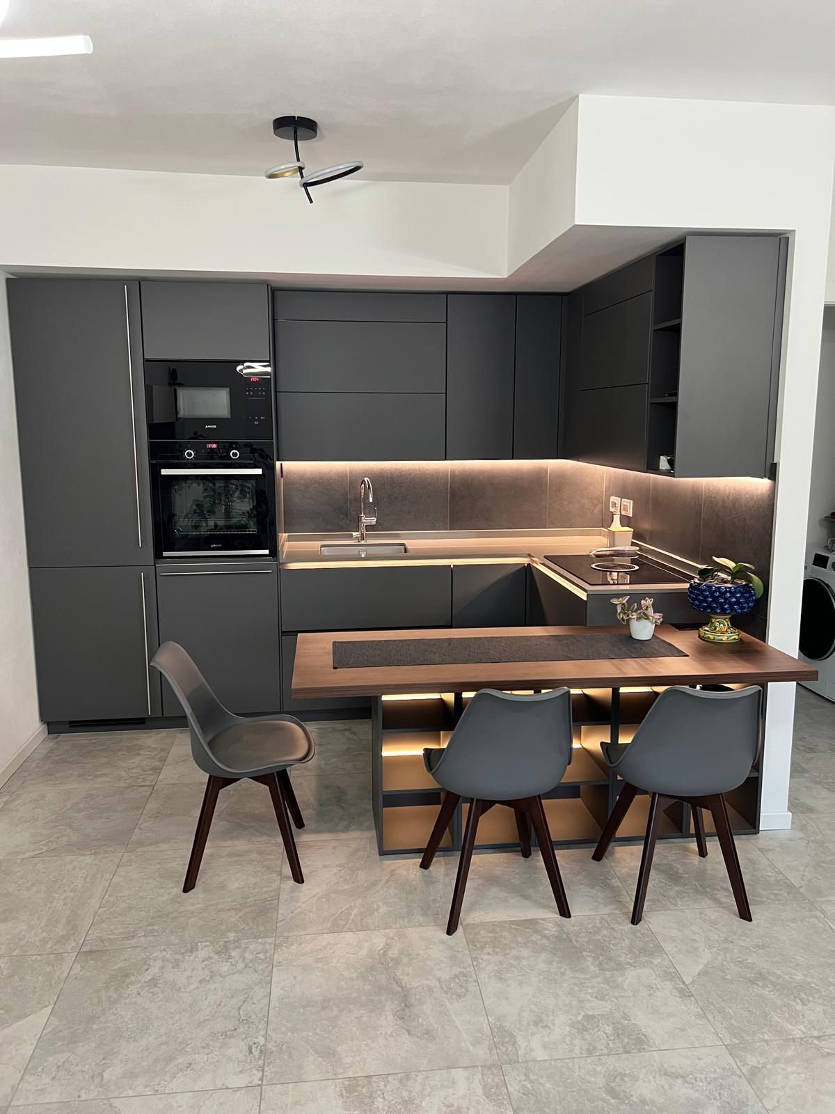 immagine di una cucina realizzata da arredamenti capelli