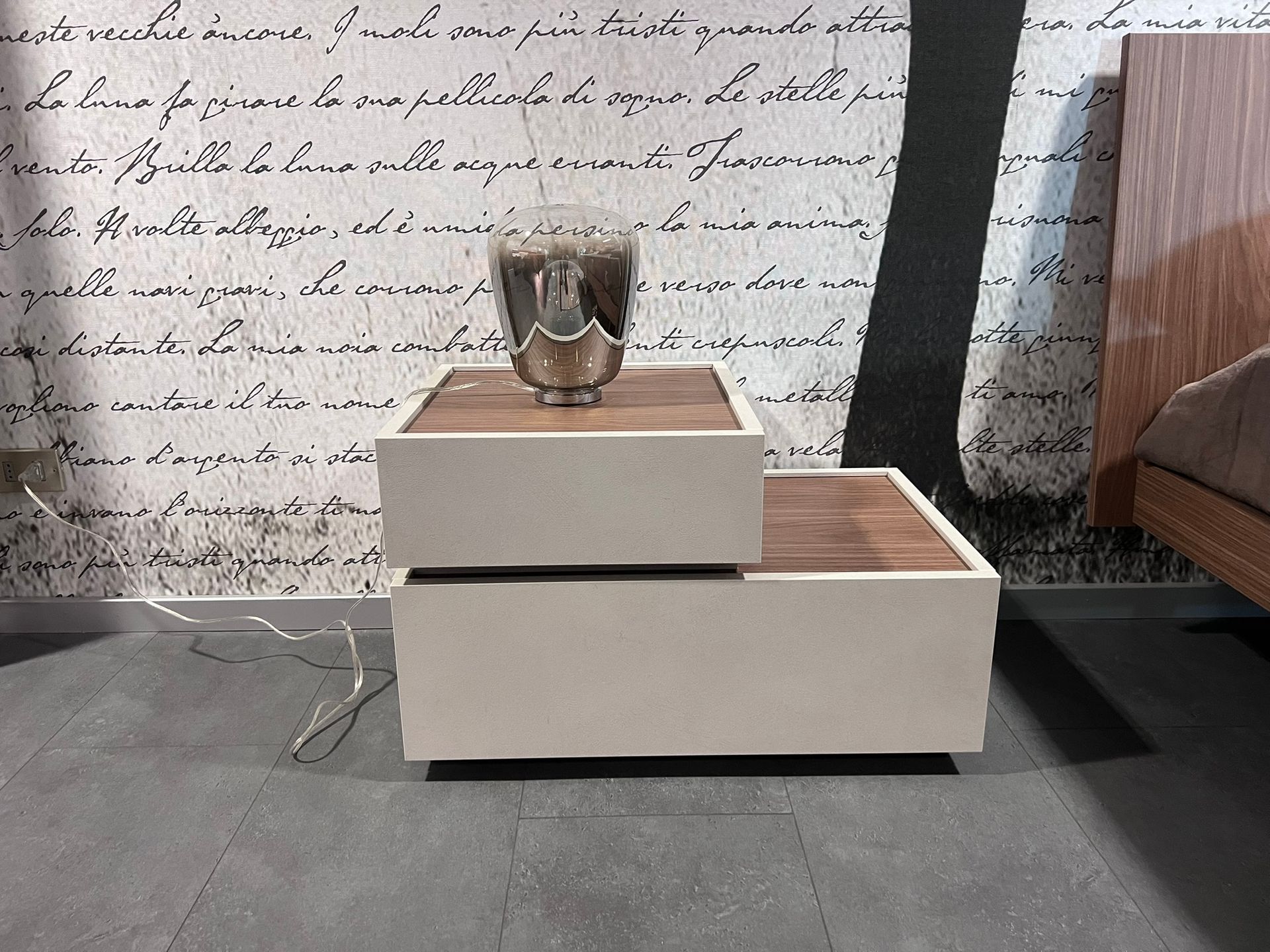 Immagine di una camera matrimoniale Pratico di Tomasella, con 1 letto ken e 2 comodini replay