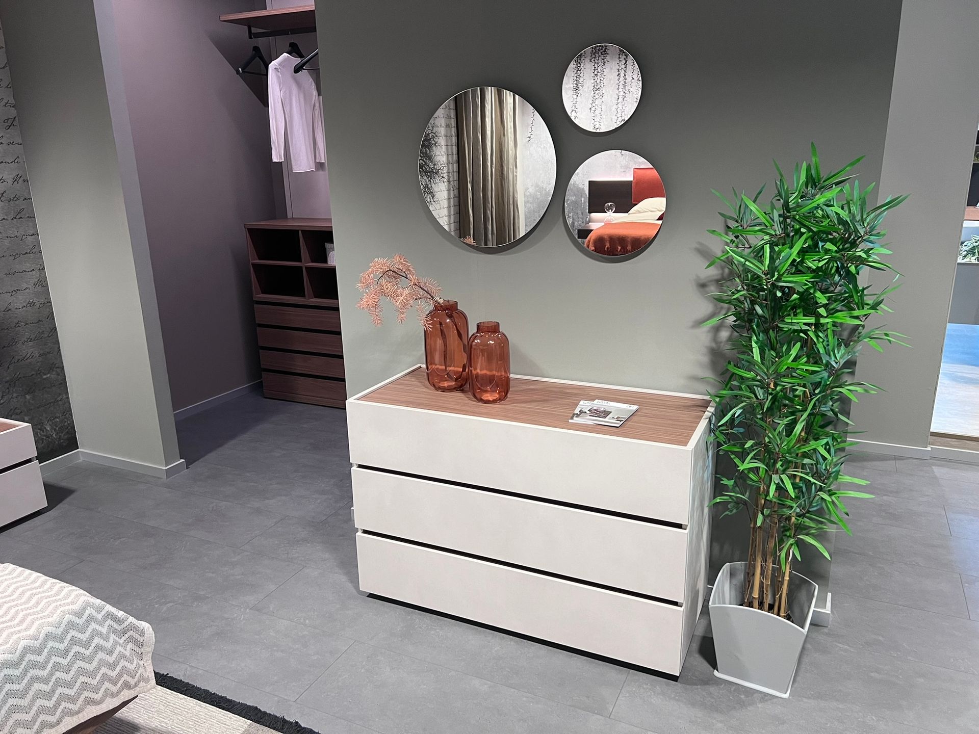 Immagine di una camera matrimoniale Pratico di Tomasella, con 1 letto ken e 2 comodini replay