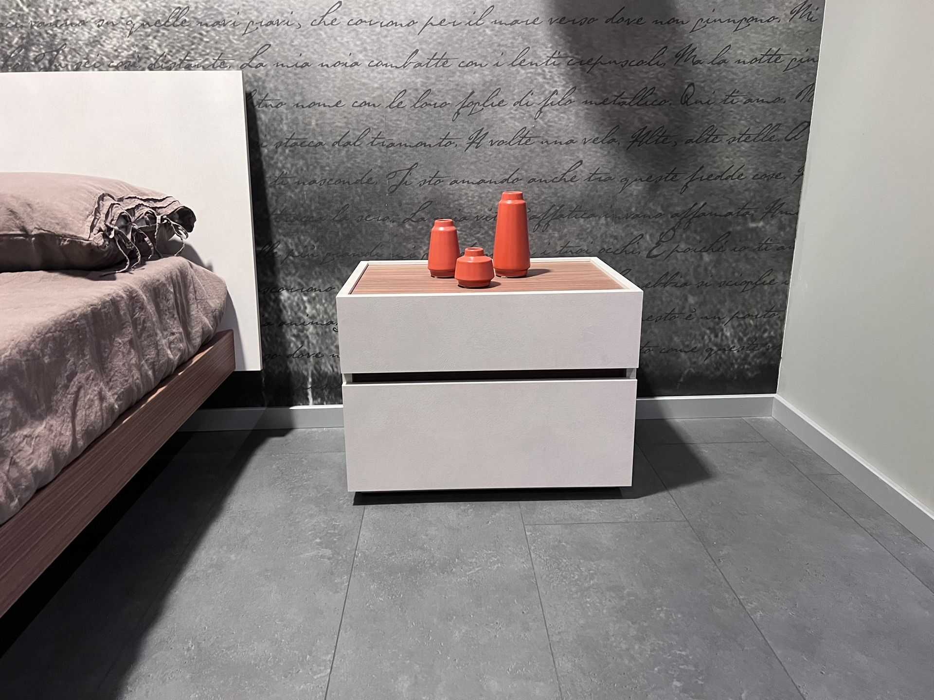 Immagine di una camera matrimoniale Pratico di Tomasella, con 1 letto ken e 2 comodini replay