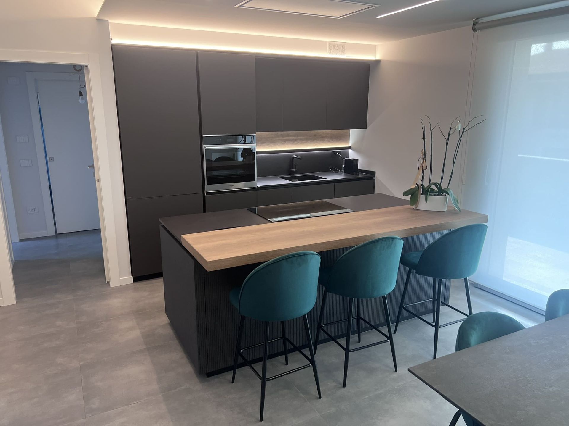 immagine di una cucina realizzata da arredamenti capelli