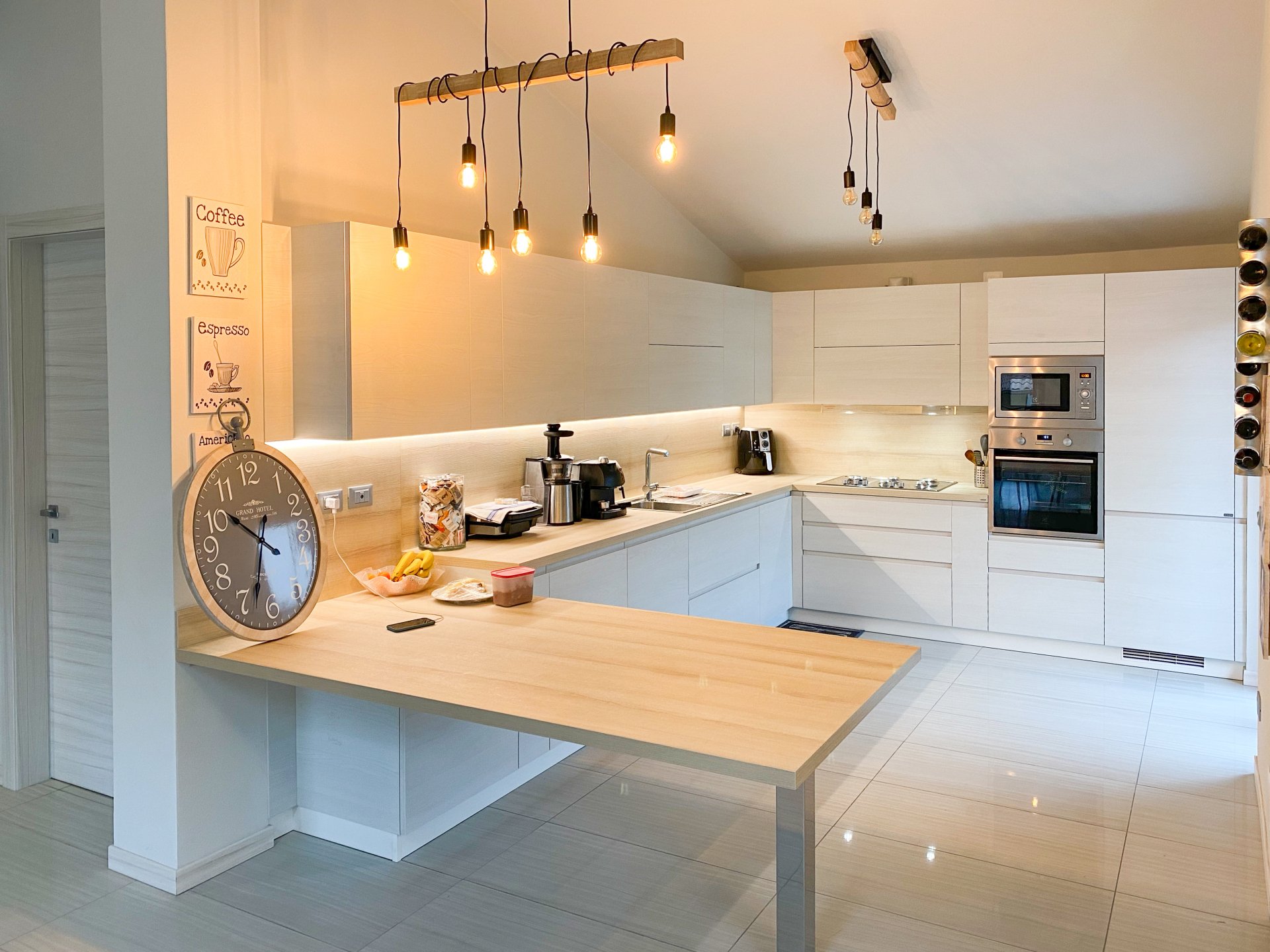 immagine di una cucina realizzata da arredamenti capelli