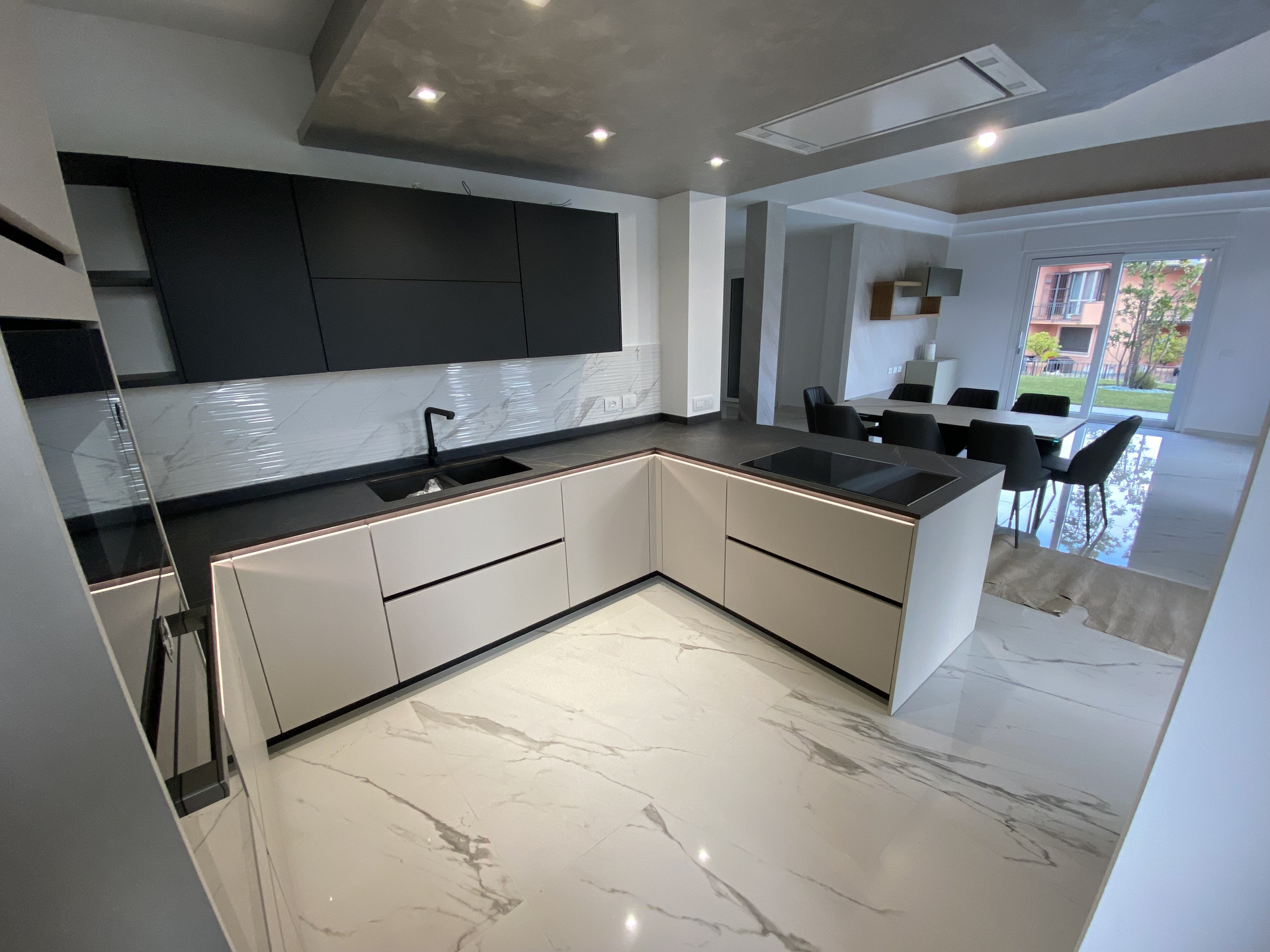 immagine di una cucina realizzata da arredamenti capelli