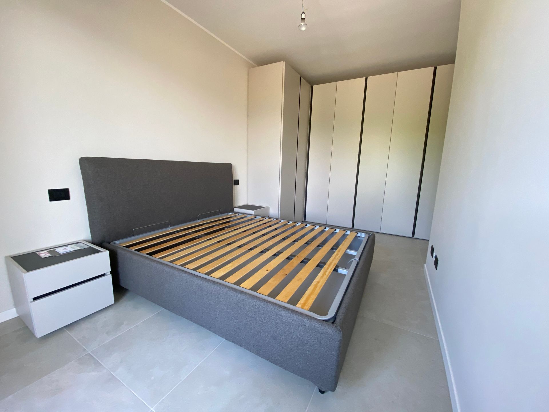 immagine di una camera matrimoniale realizzata da arredamenti capelli