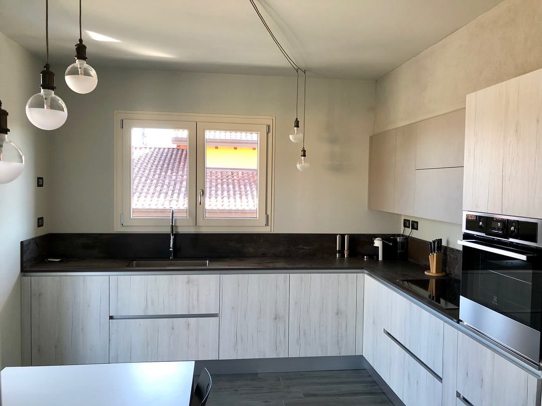 immagine di una cucina realizzata da arredamenti capelli