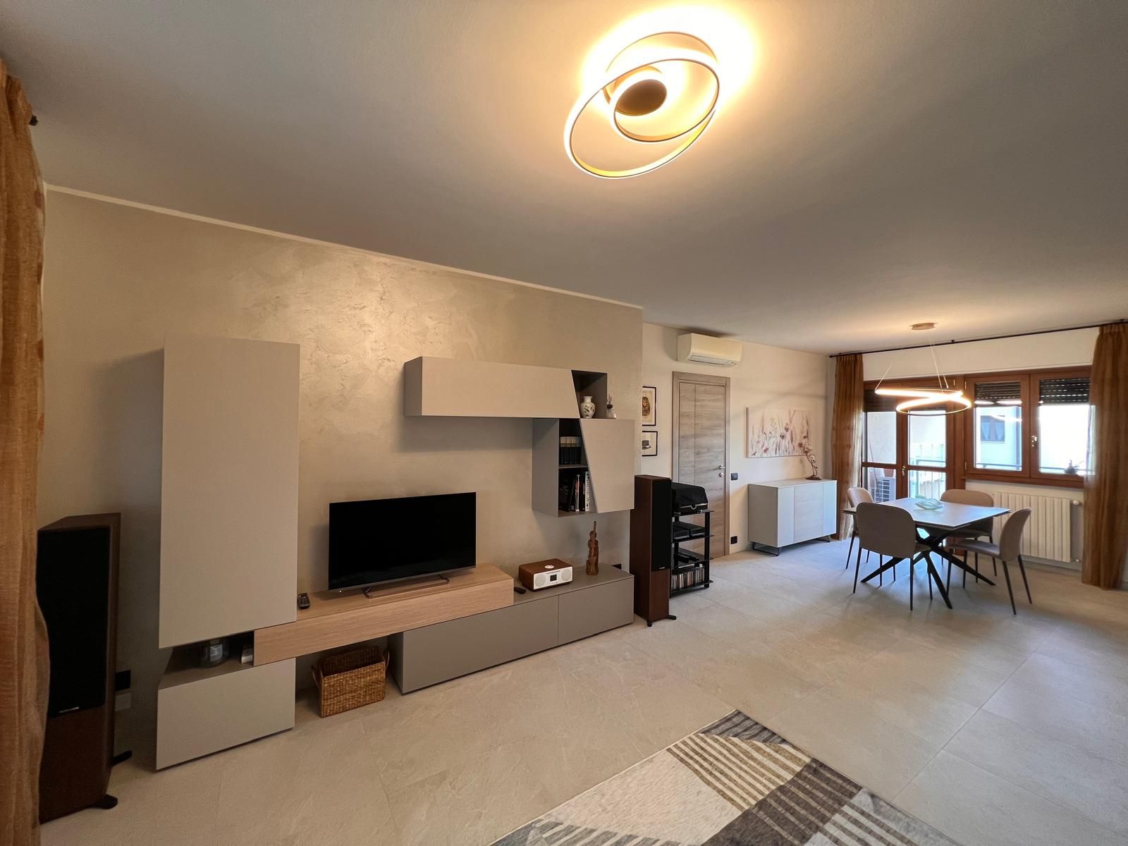 immagine di un living realizzato da arredamenti capelli