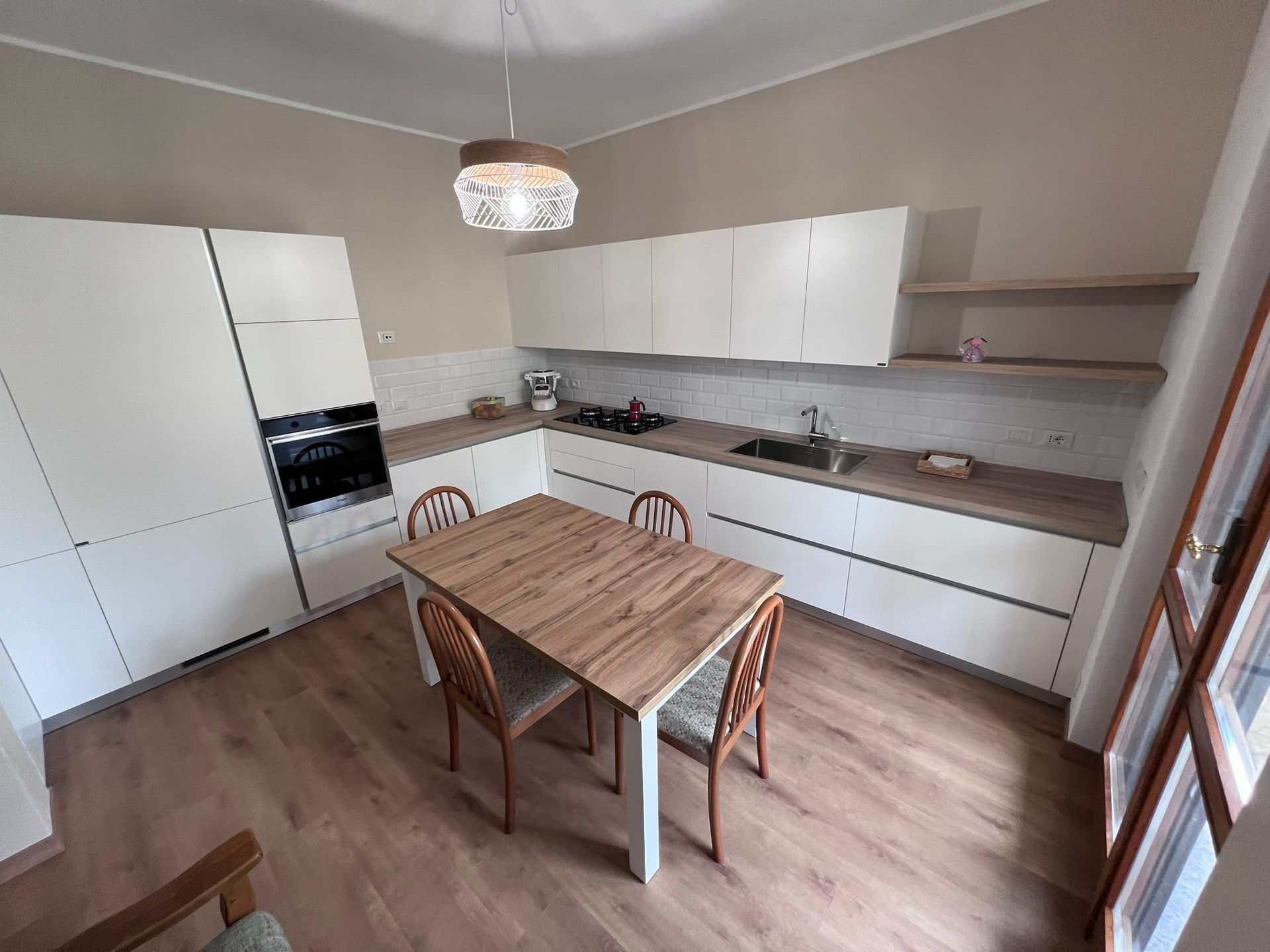 immagine di una cucina realizzata da arredamenti capelli