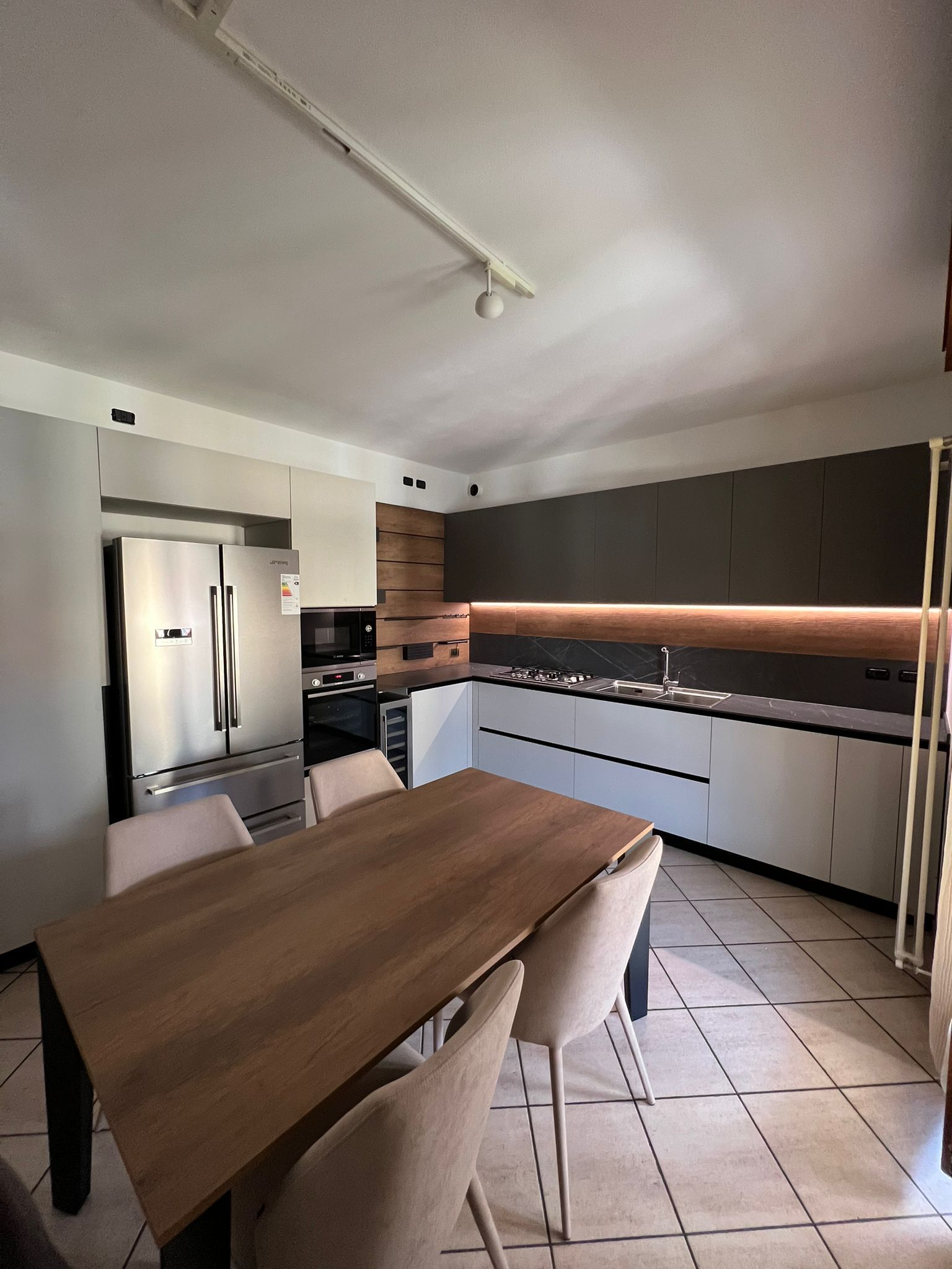 immagine di una cucina realizzata da arredamenti capelli