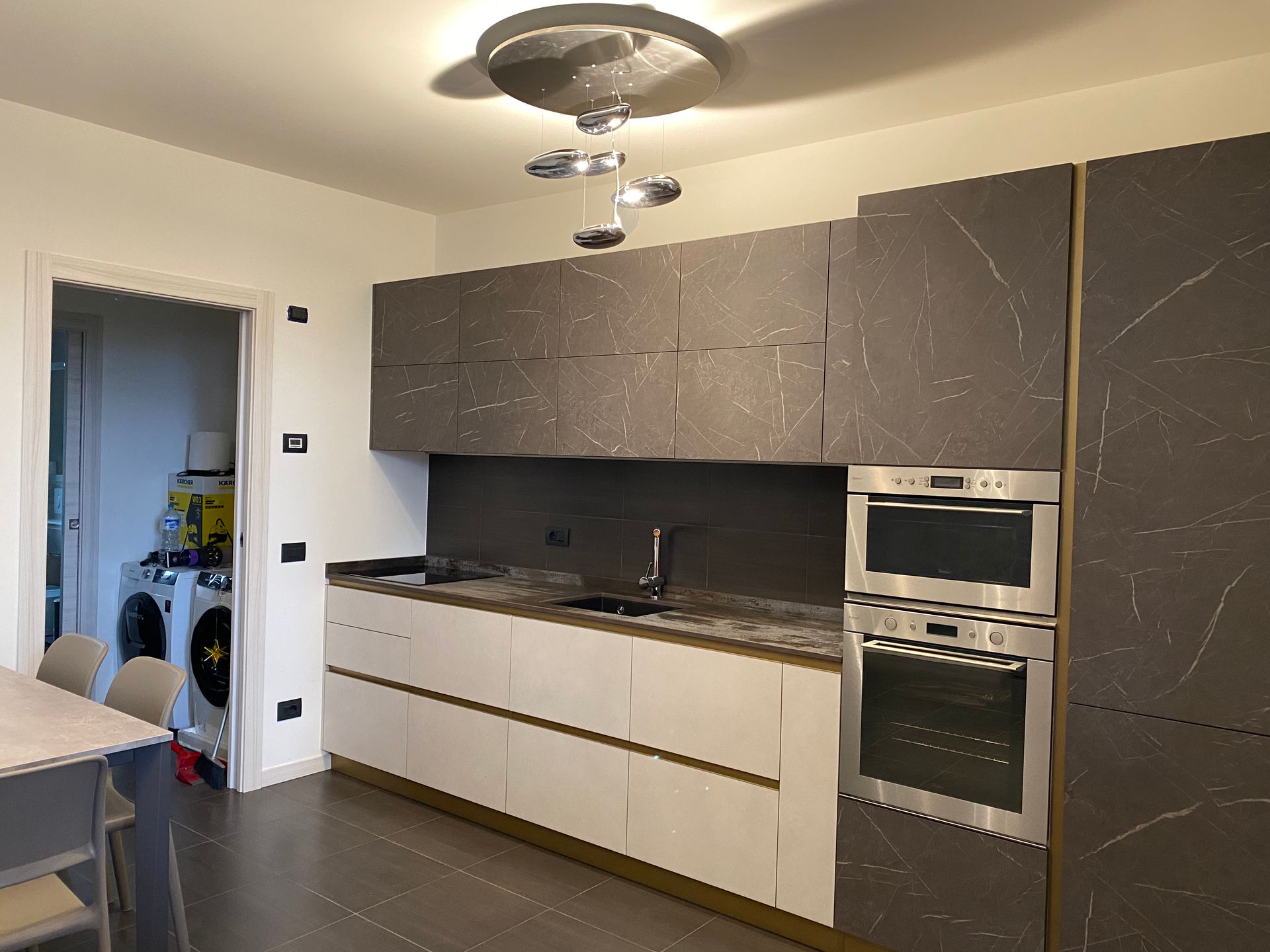 immagine di una cucina realizzata da arredamenti capelli