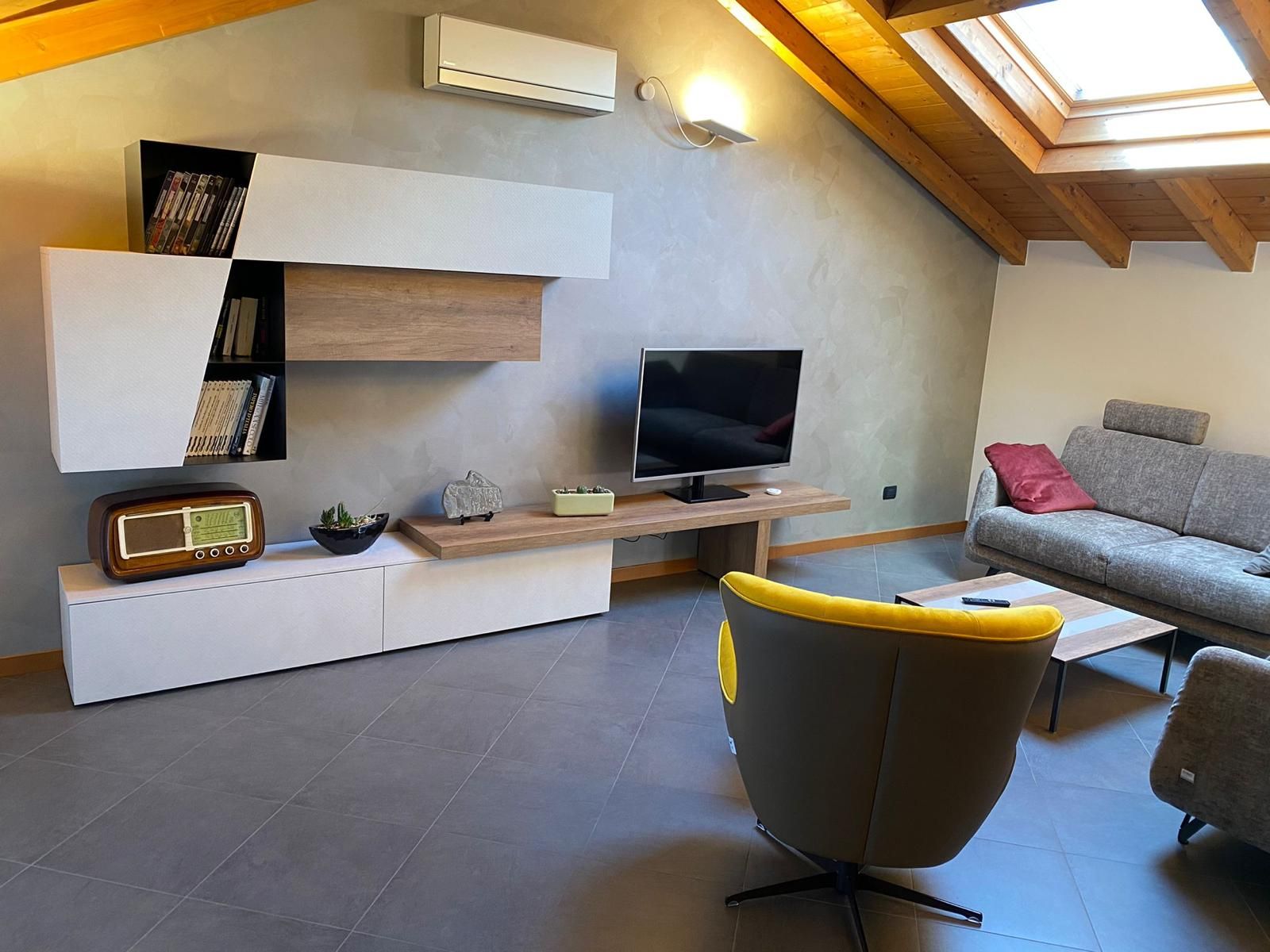 immagine di un living realizzato da arredamenti capelli