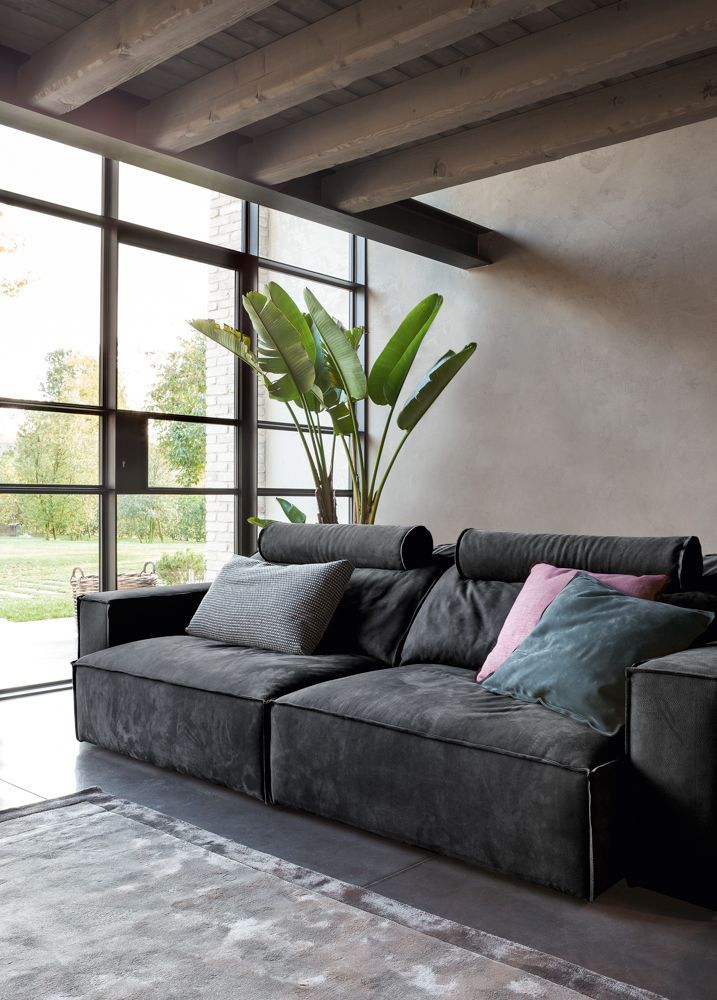 Divano modulabile con sedute comode ed estraibili. 