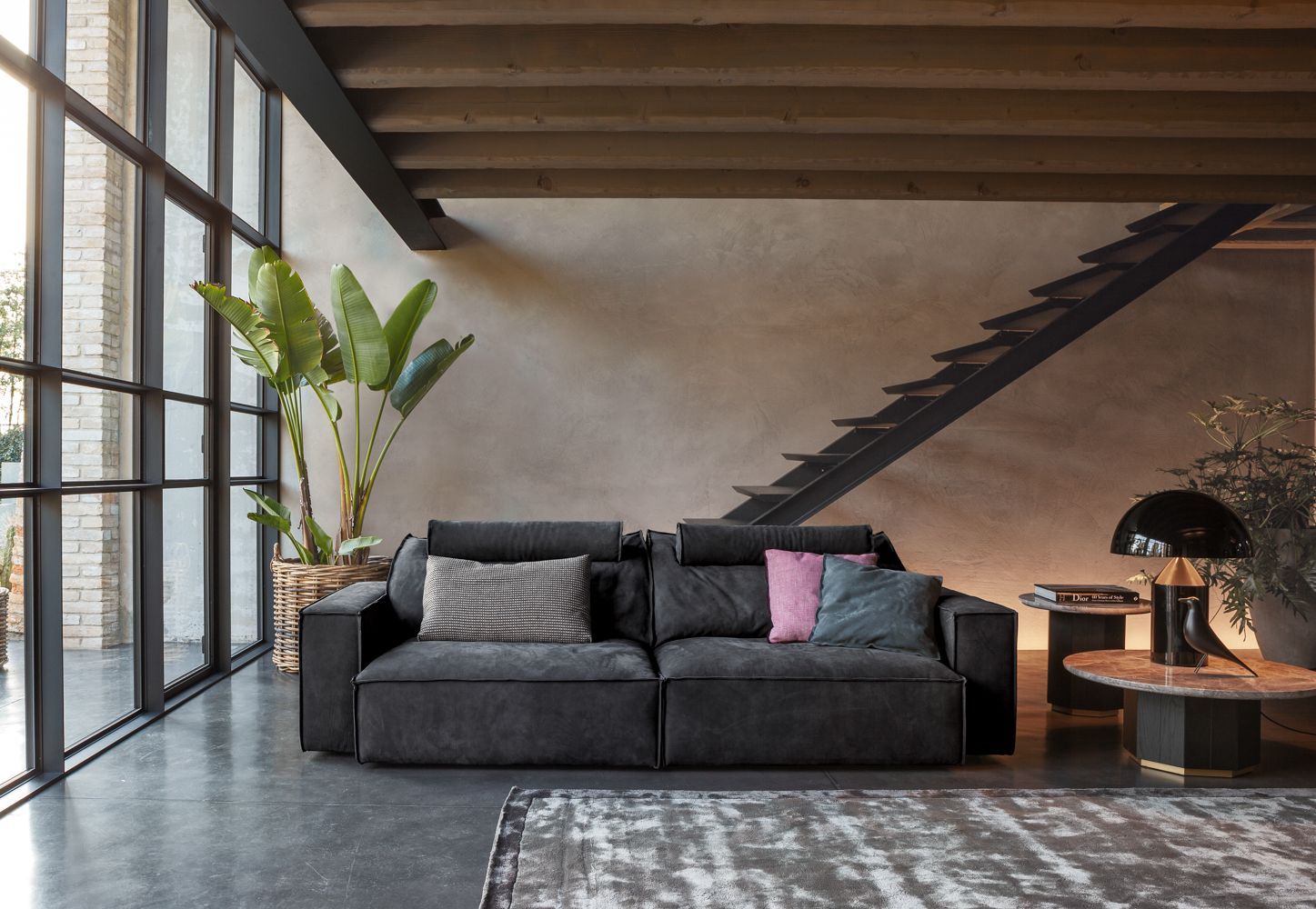 Divano modulabile con sedute comode ed estraibili. 