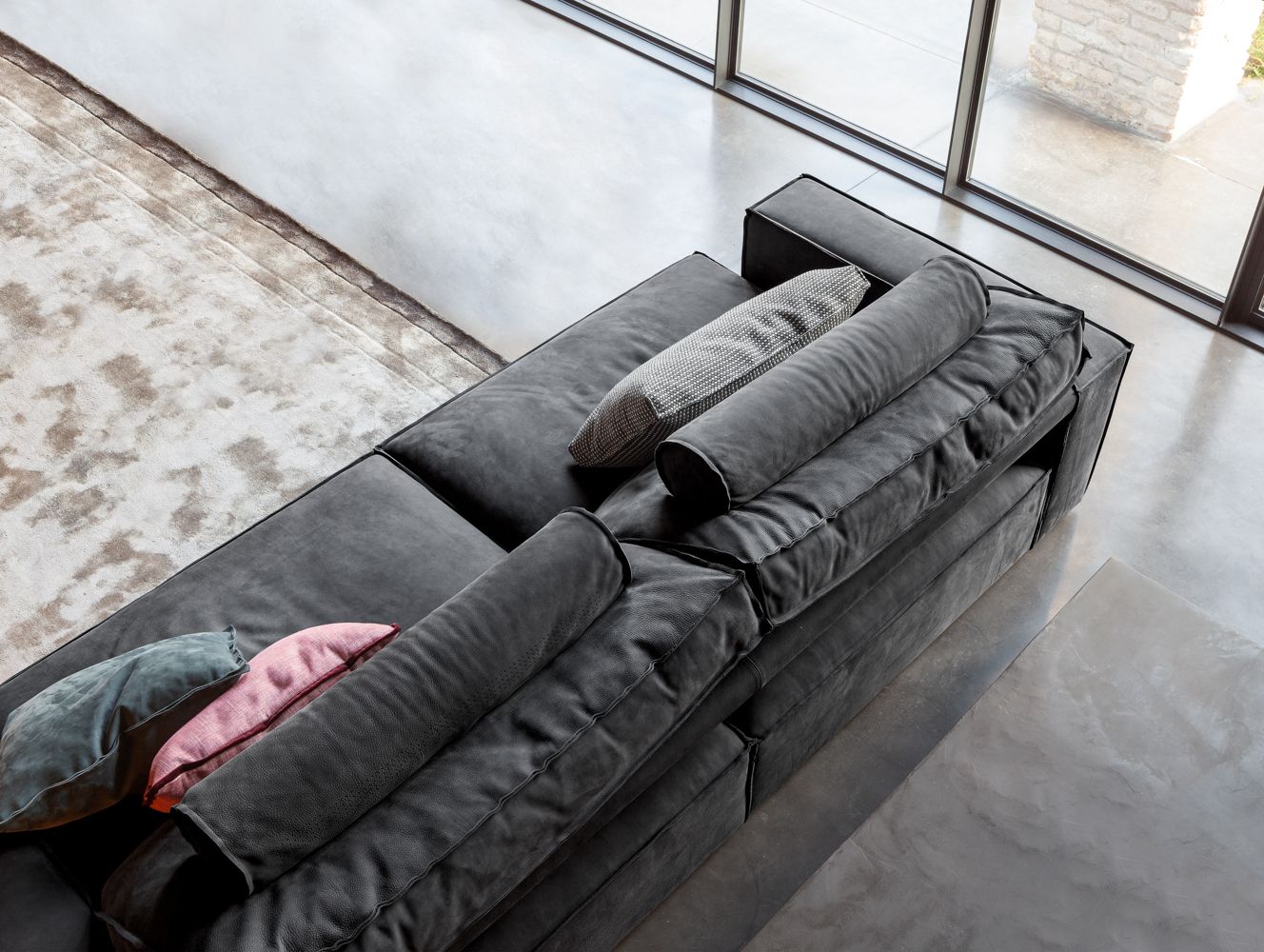 Divano modulabile con sedute comode ed estraibili. 