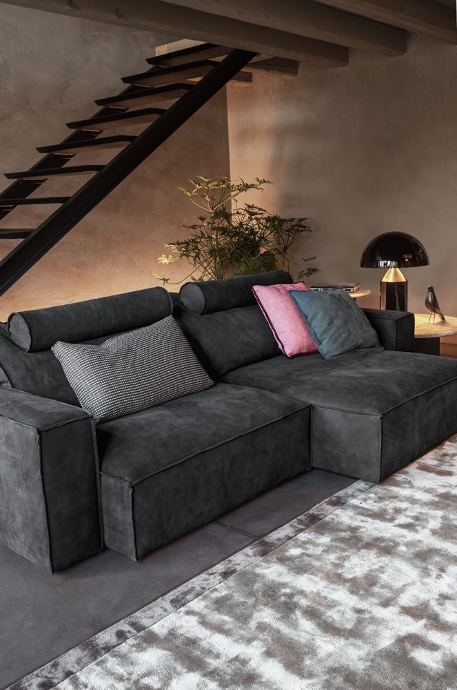 Divano modulabile con sedute comode ed estraibili. 