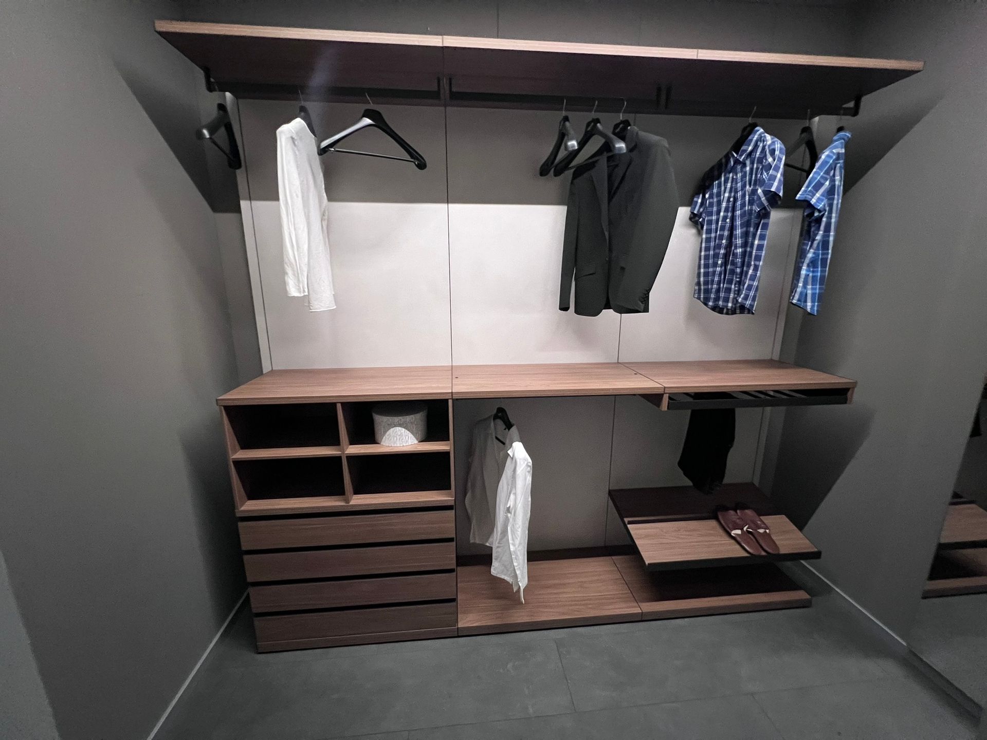 Cabina armadio da esposizione Tomasella in offerta outlet a Bonate Sotto, Bergamo.