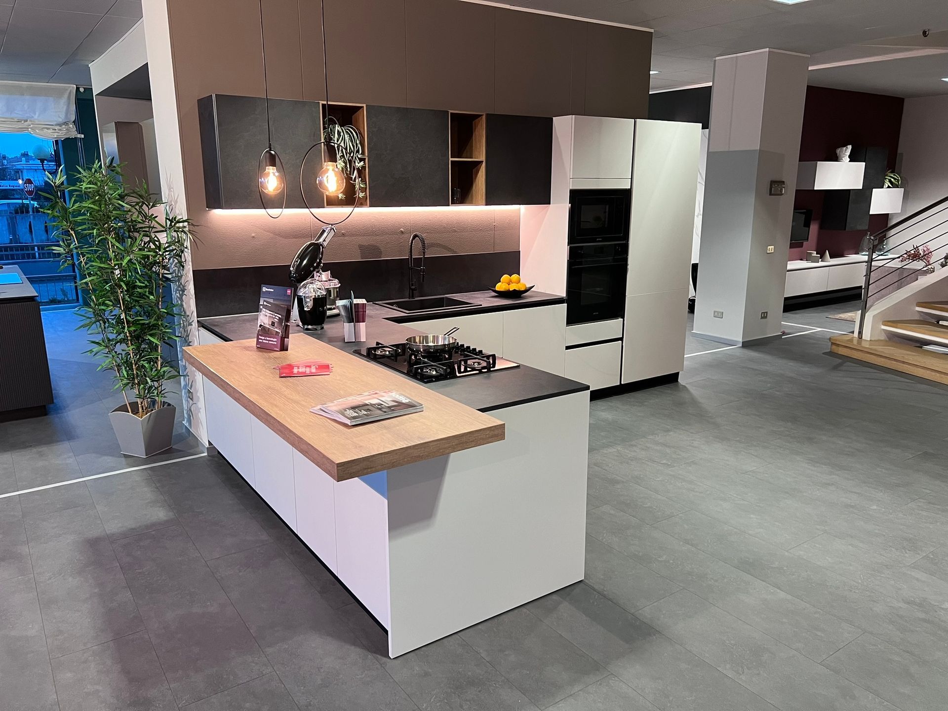 Cucina Scavolini moderna modello Liberamente in esposizione a Bonate Sotto, Bergamo.