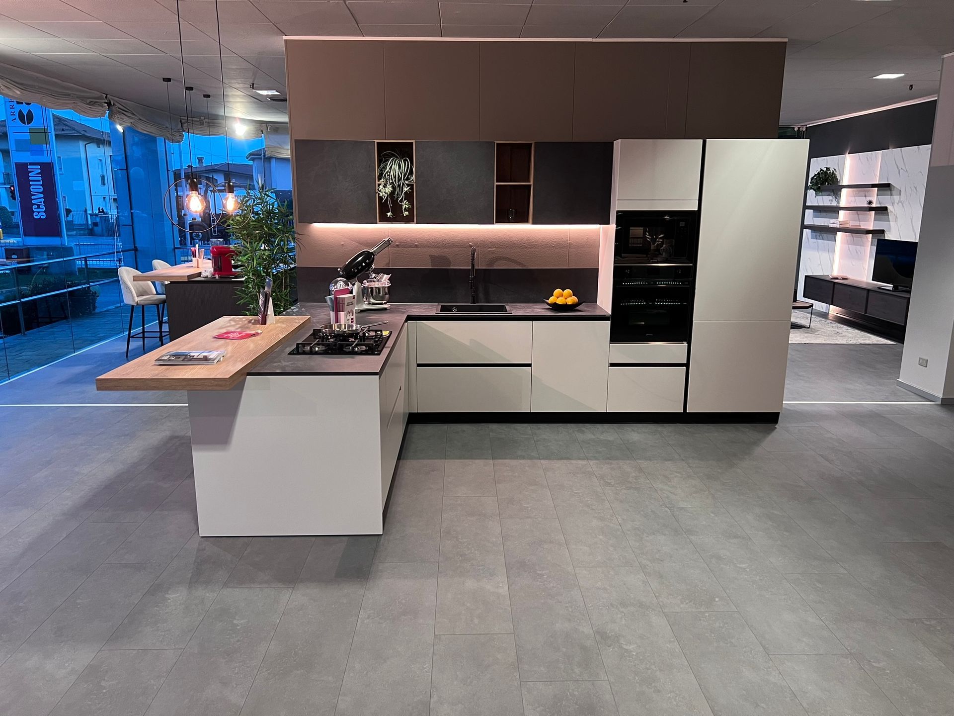 Cucina Scavolini moderna modello Liberamente in esposizione a Bonate Sotto, Bergamo.