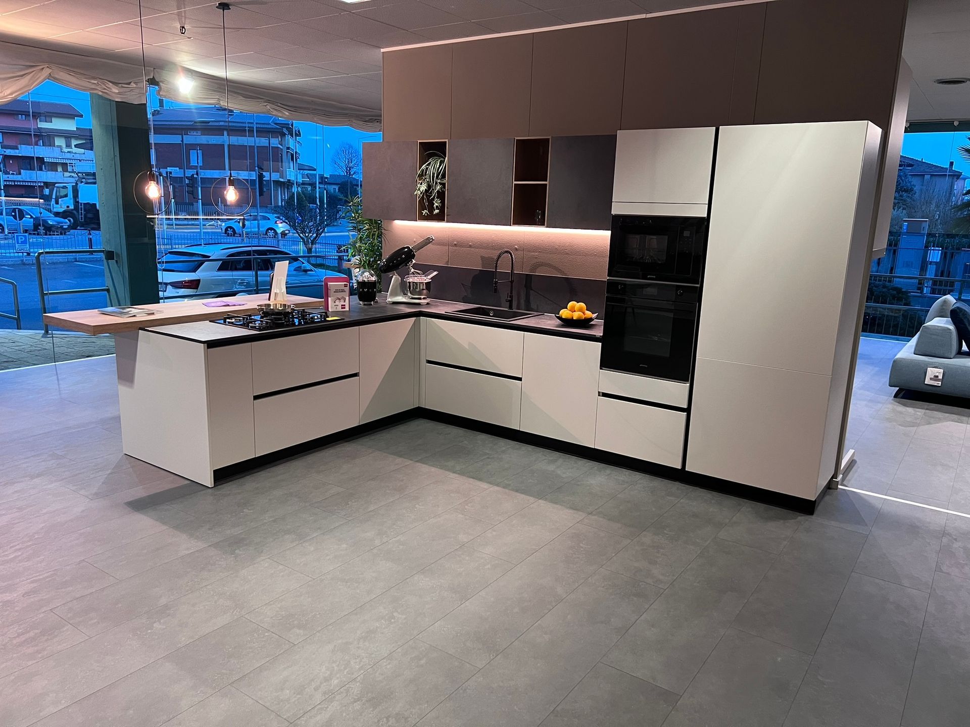 Cucina Scavolini moderna modello Liberamente in esposizione a Bonate Sotto, Bergamo.