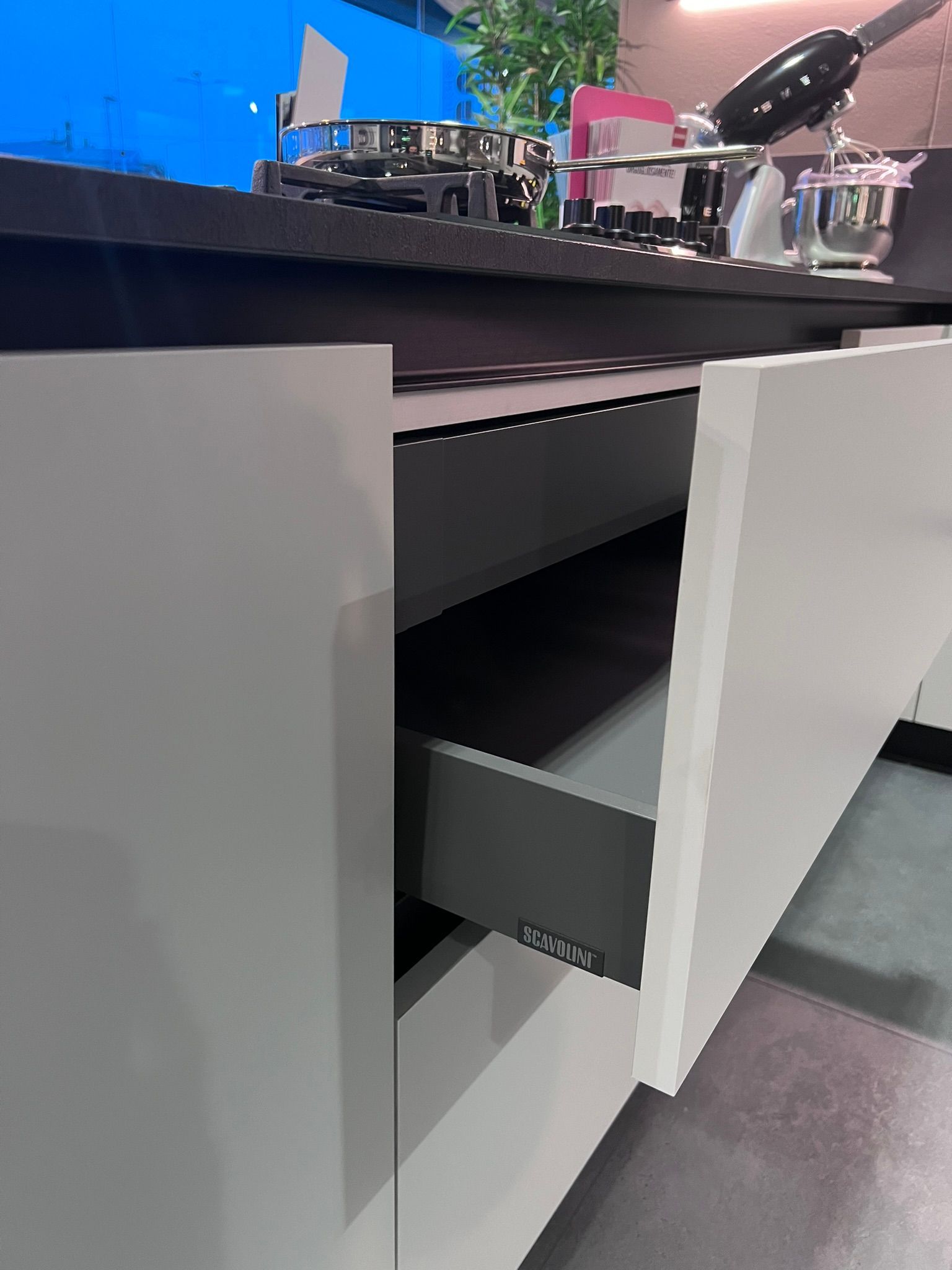 Cucina Scavolini moderna modello Liberamente in esposizione a Bonate Sotto, Bergamo.