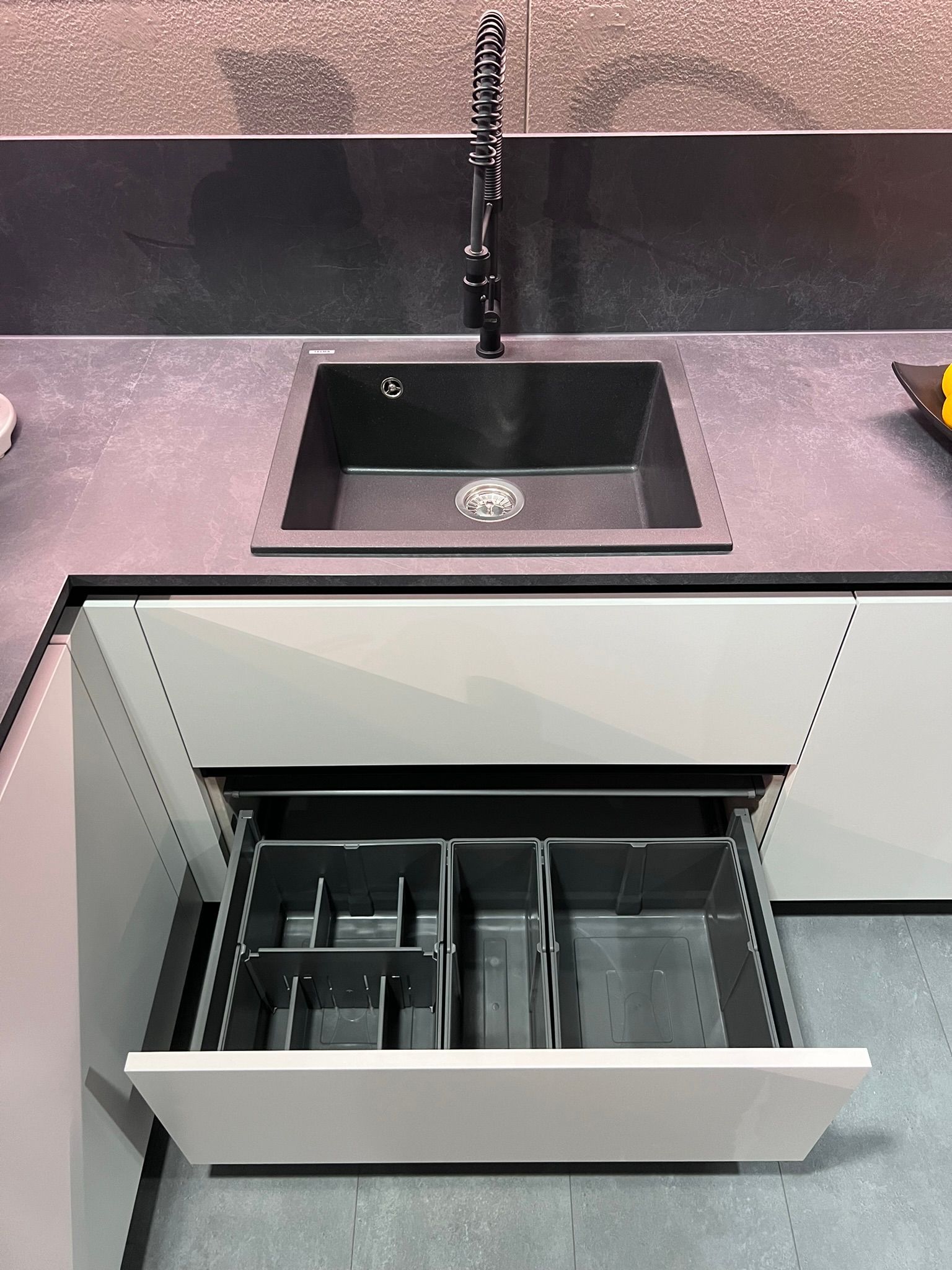 Cucina Scavolini moderna modello Liberamente in esposizione a Bonate Sotto, Bergamo.