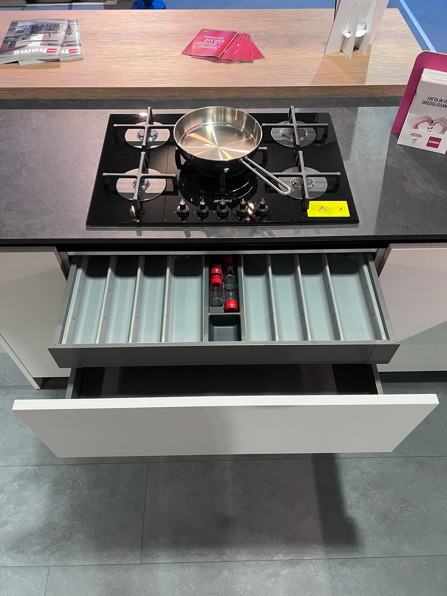 Cucina Scavolini moderna modello Liberamente in esposizione a Bonate Sotto, Bergamo.