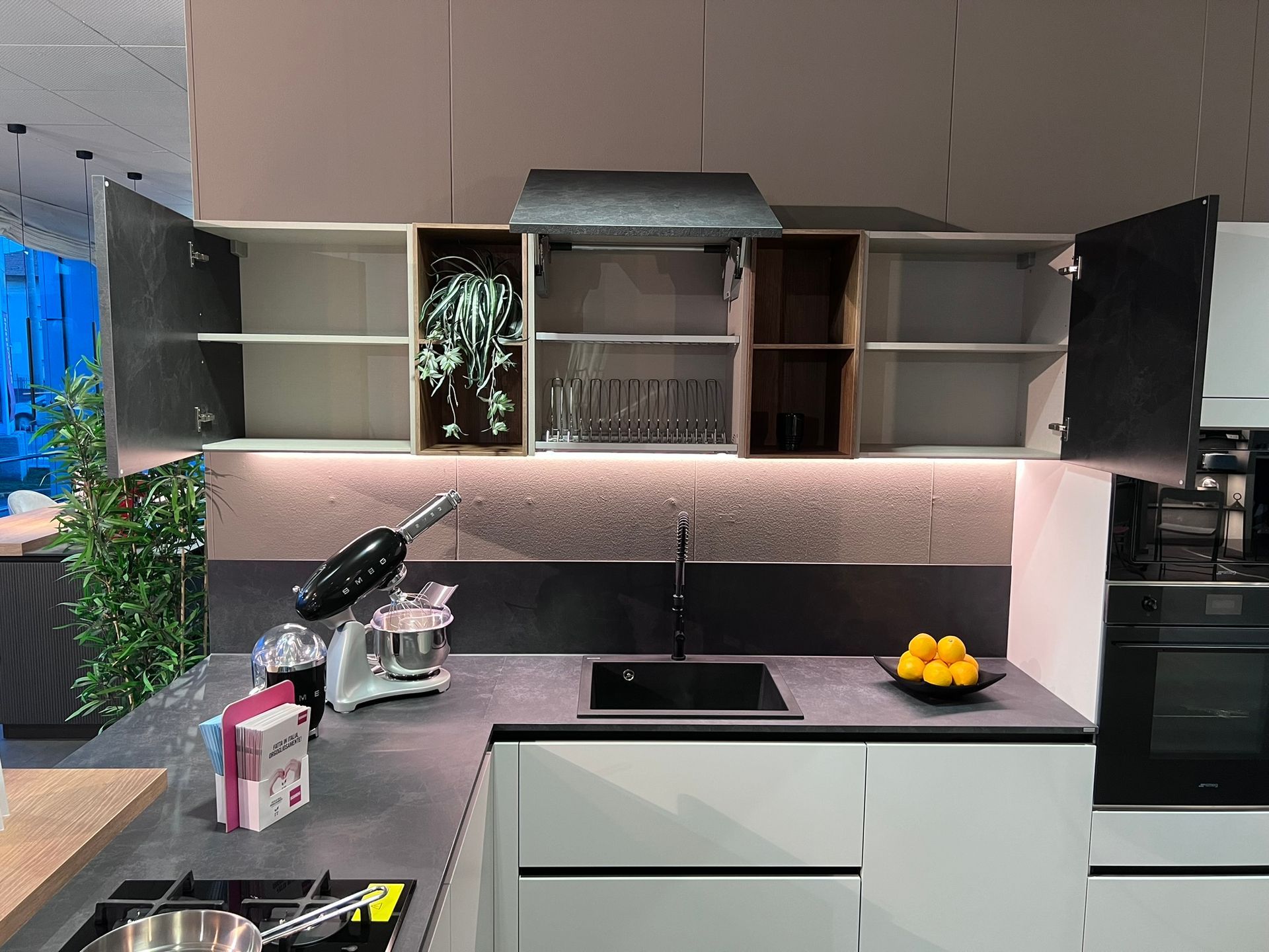Cucina Scavolini moderna modello Liberamente in esposizione a Bonate Sotto, Bergamo.
