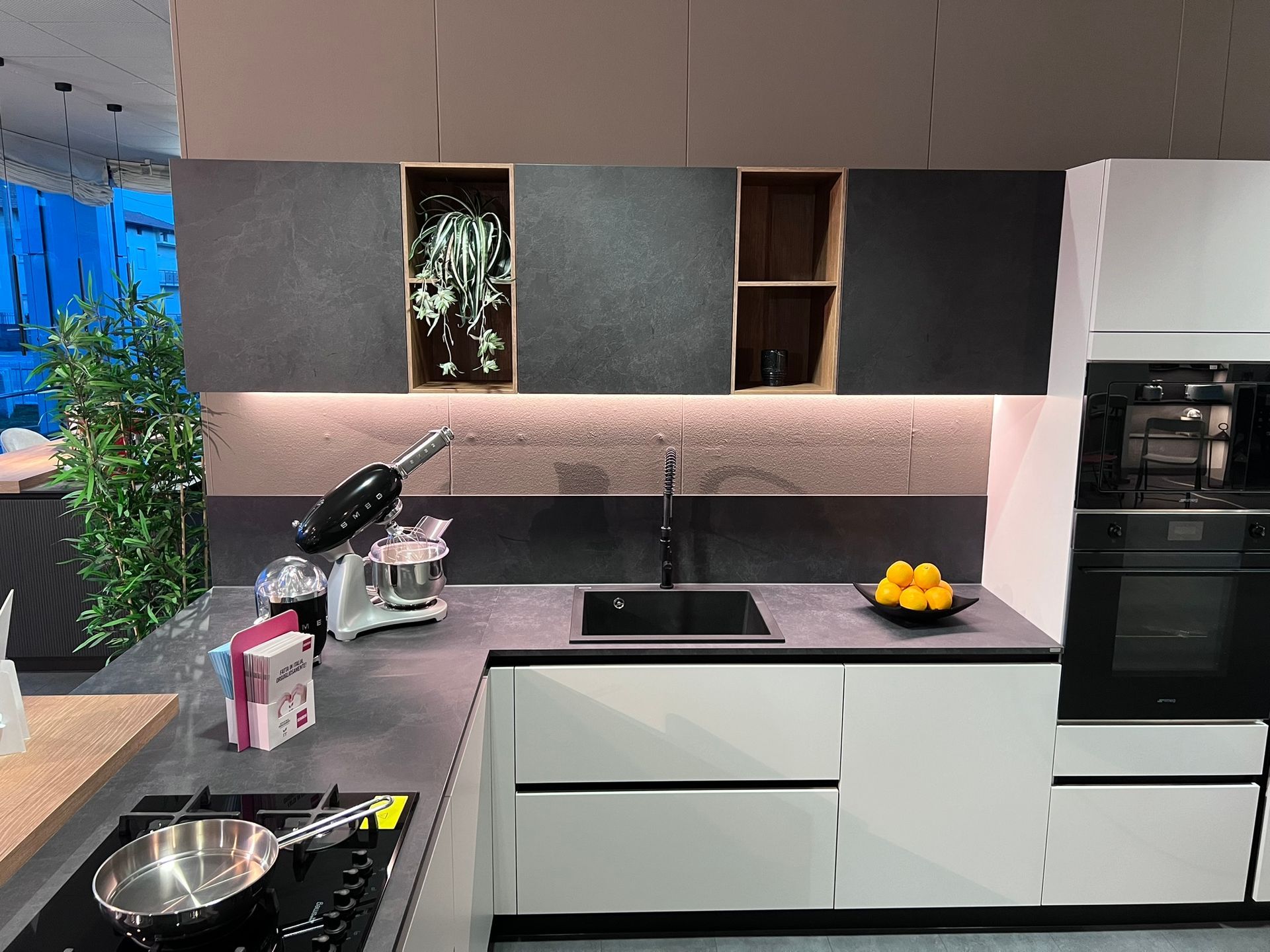 Cucina Scavolini moderna modello Liberamente in esposizione a Bonate Sotto, Bergamo.