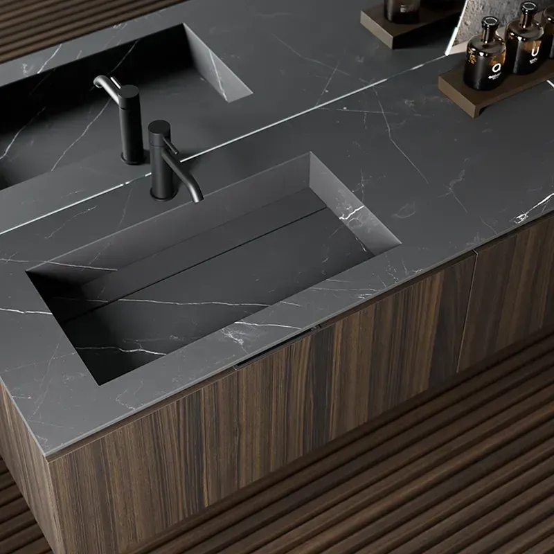 Arredo bagno con mobile lavabo sospeso e specchiera retroilluminata.