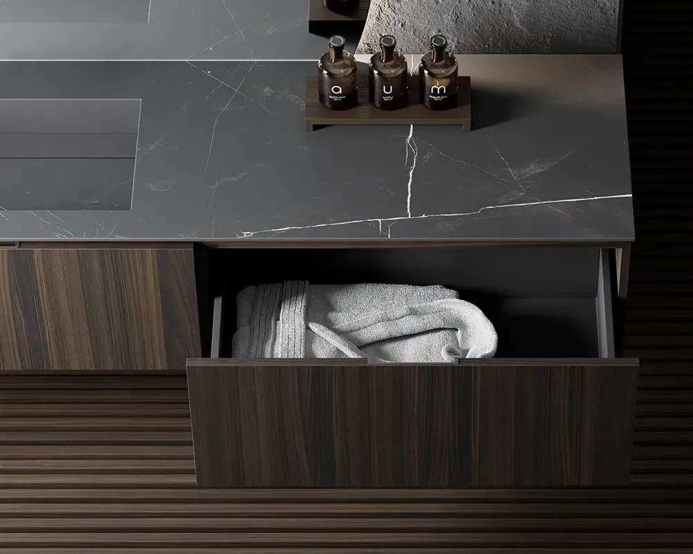 Arredo bagno con mobile lavabo sospeso e specchiera retroilluminata.