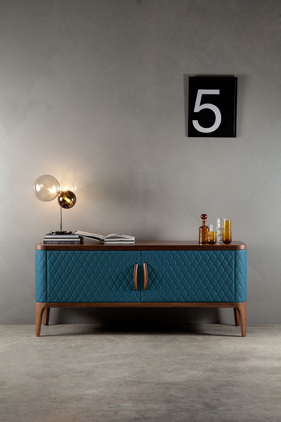 Madia moderna per soggiorno con ante serigrafate e piedi in legno.