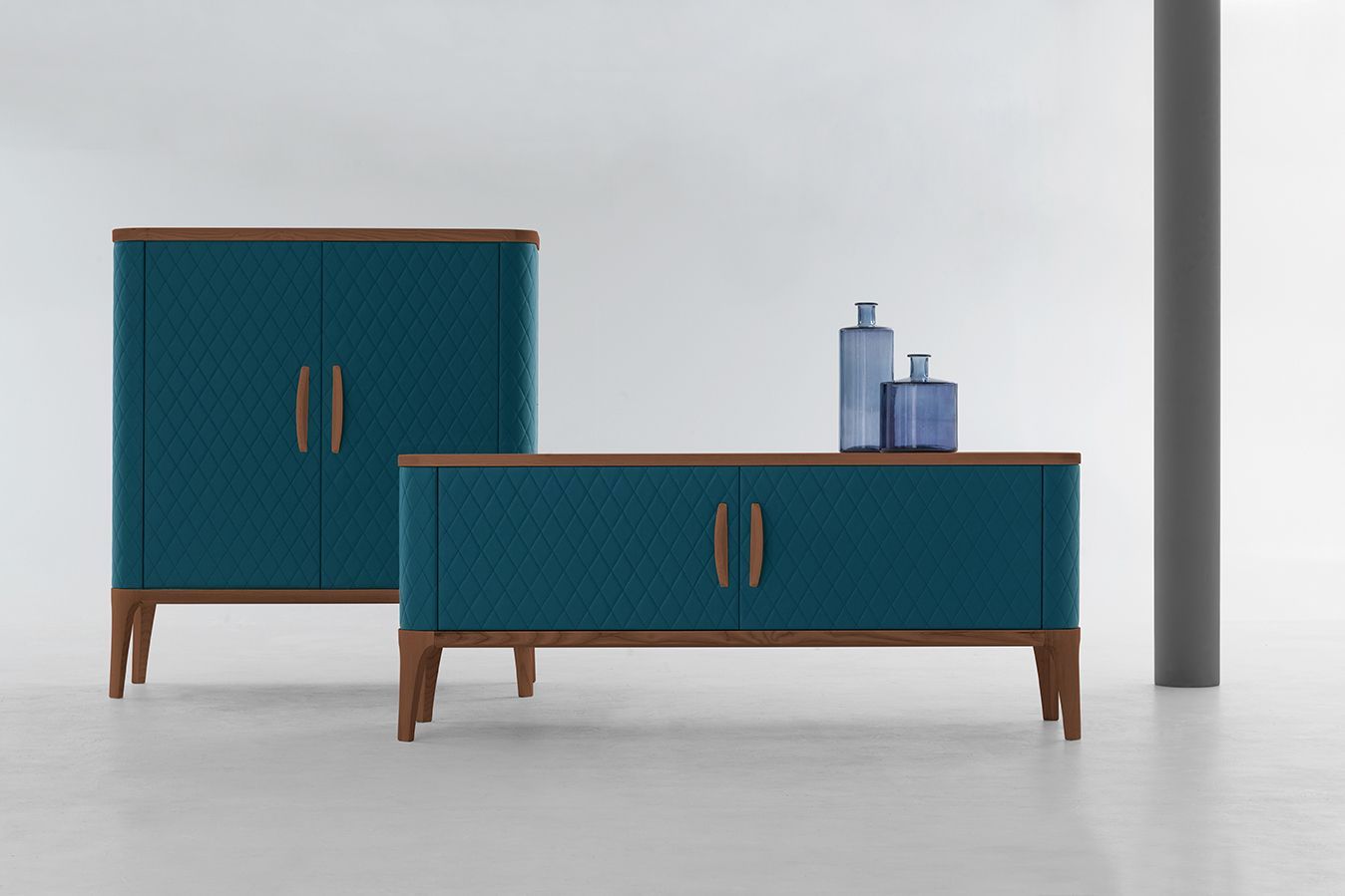 Madia moderna per soggiorno con ante serigrafate e piedi in legno.