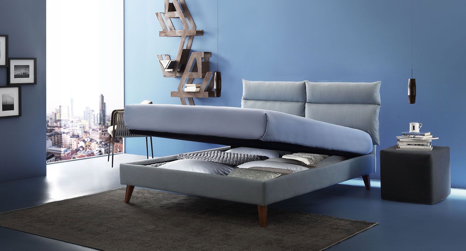 Confortevole letto contenitore con testata regolabile.