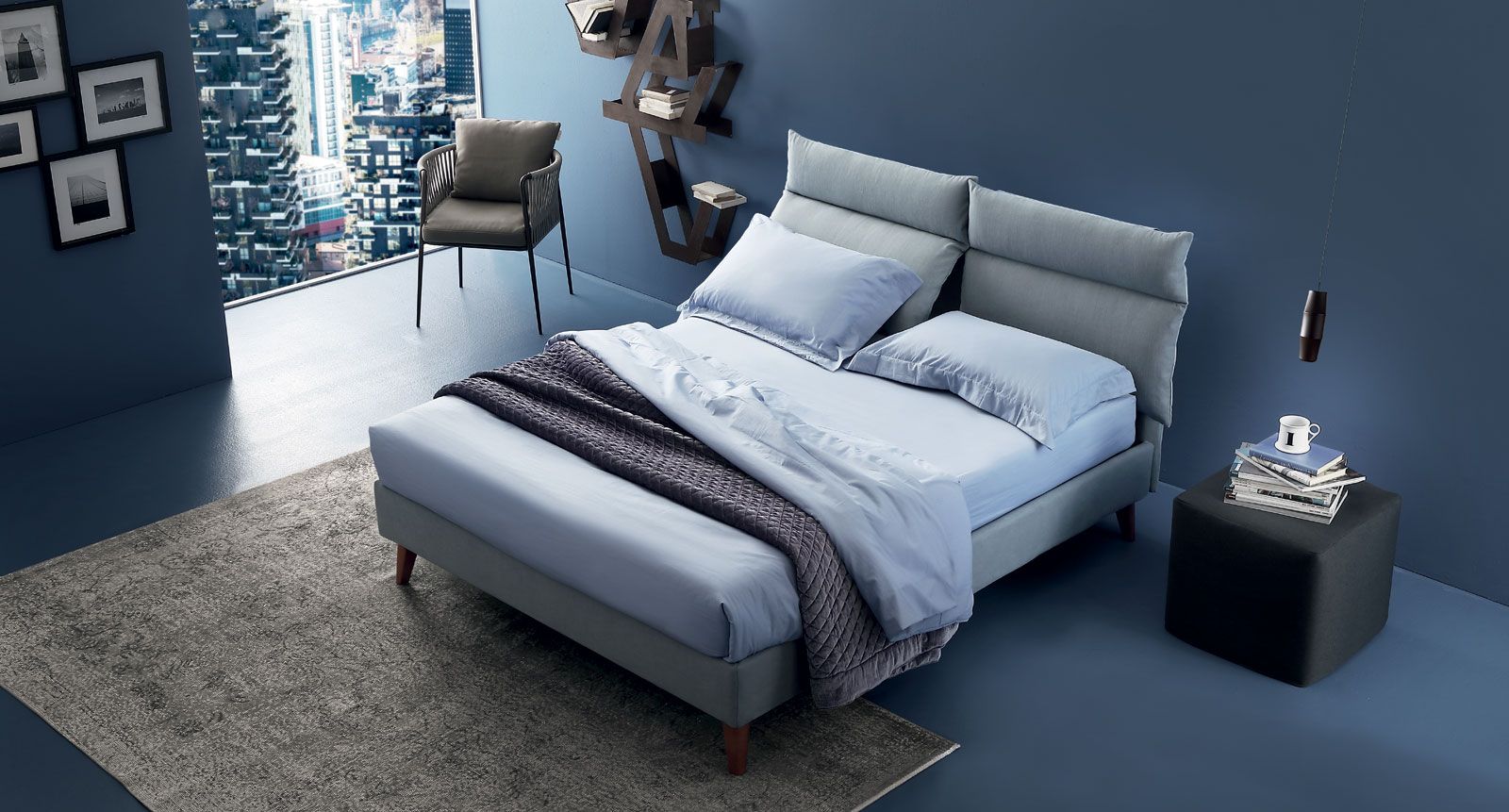 Confortevole letto contenitore con testata regolabile.