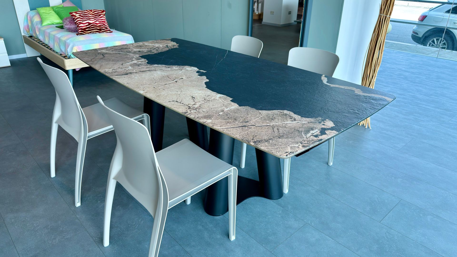 Tavolo Singapore d'esposizione con top a botte in vetro materico nero lunare - Arredamenti Capelli.