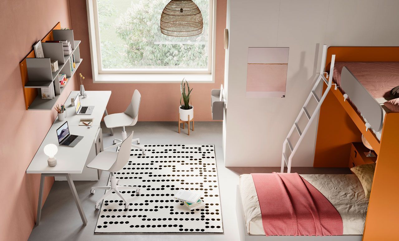 Letto a castello di design con scaletta contenitore e finiture colorate.