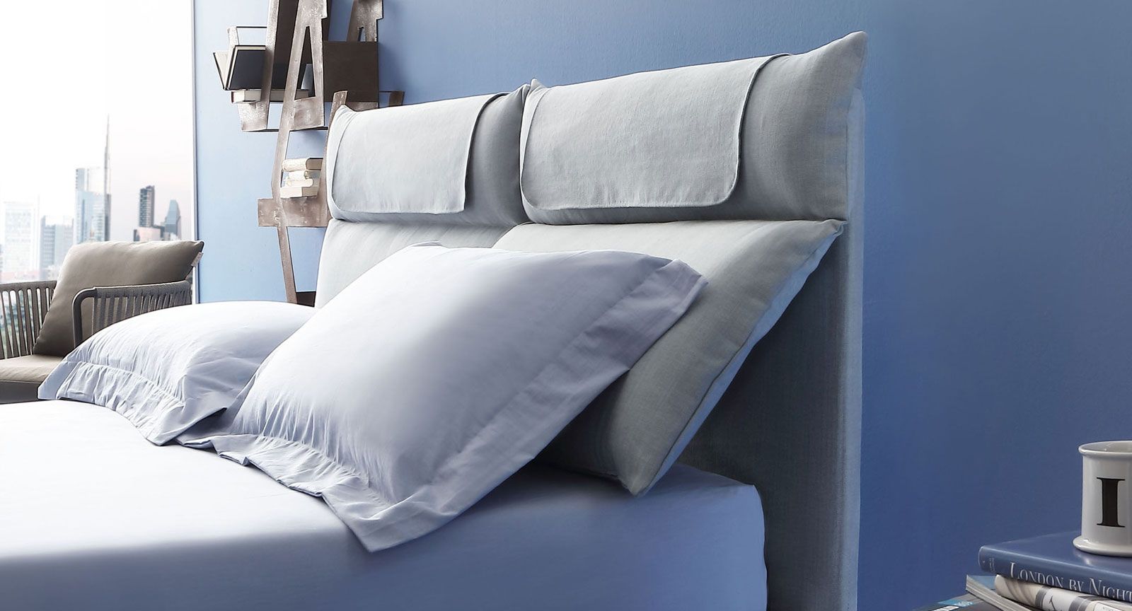 Confortevole letto contenitore con testata regolabile.