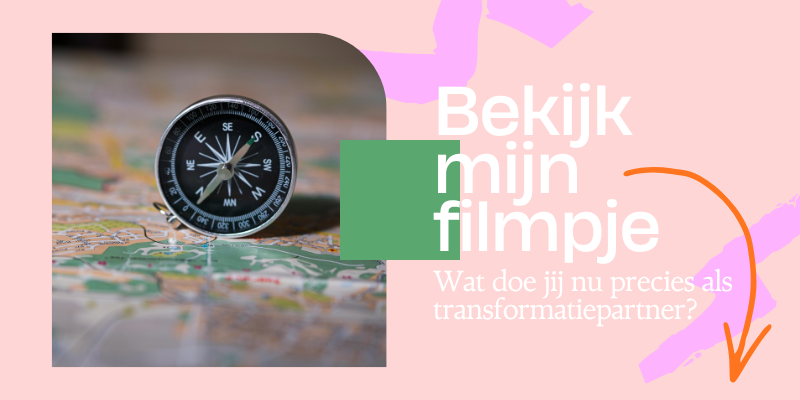 Black compass on a map with pastel pink background and Dutch text “Bekijk mijn filmpje”
