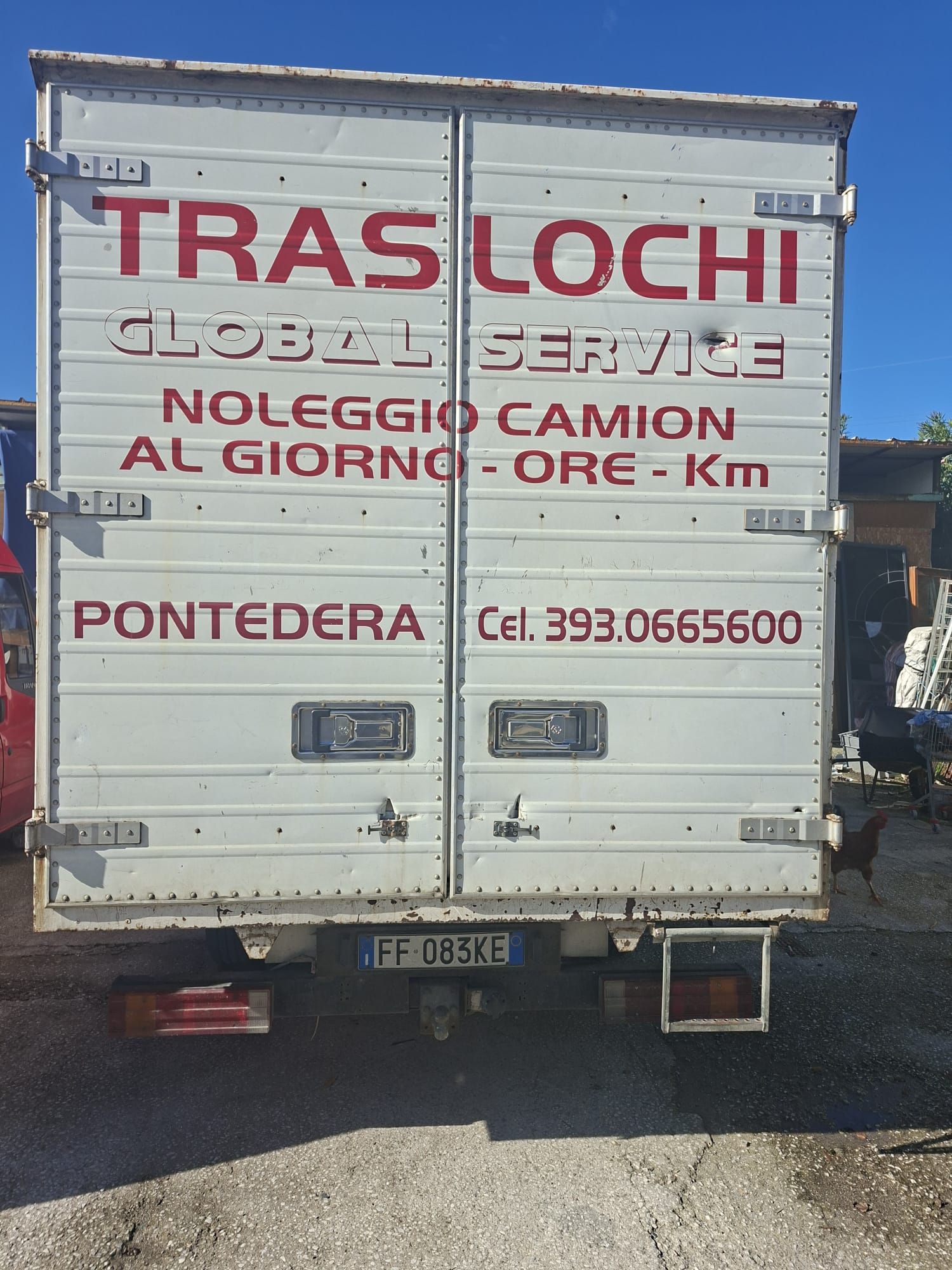 Una vista aerea di un camion che percorre un'autostrada.