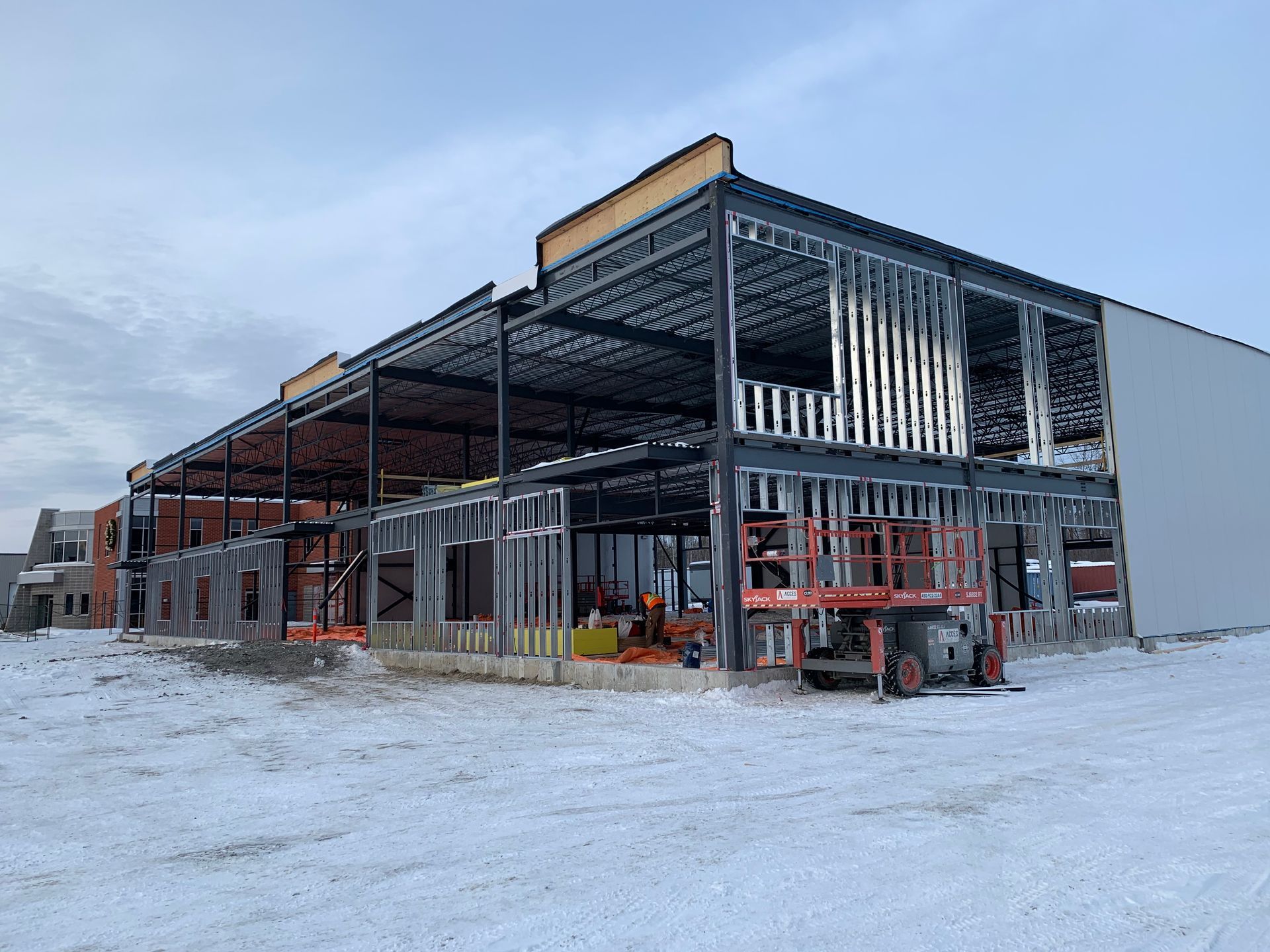 Un grand bâtiment en construction sous la neige.