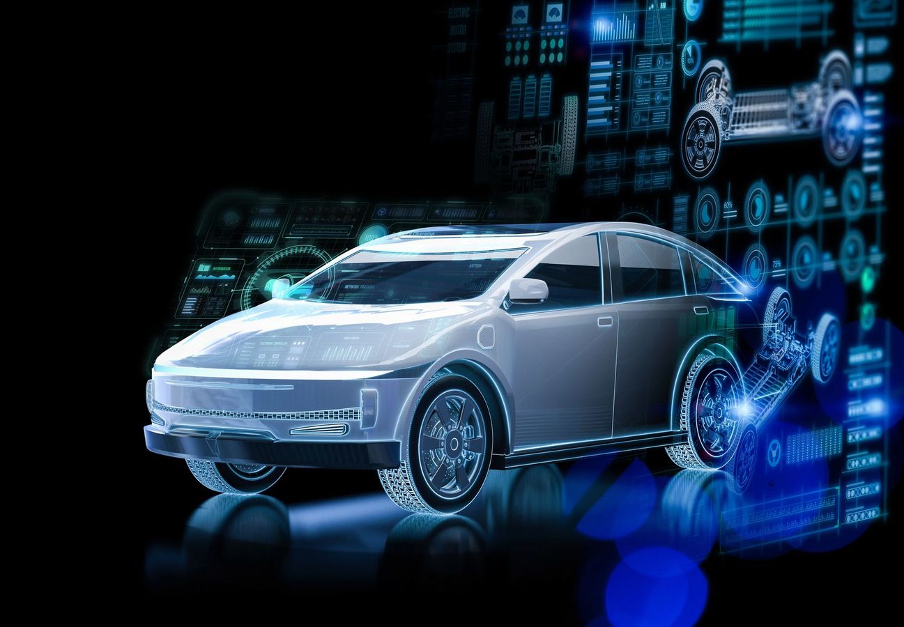 Auto futuristica argentata circondata da grafiche di interfacce digitali blu e icone di dati