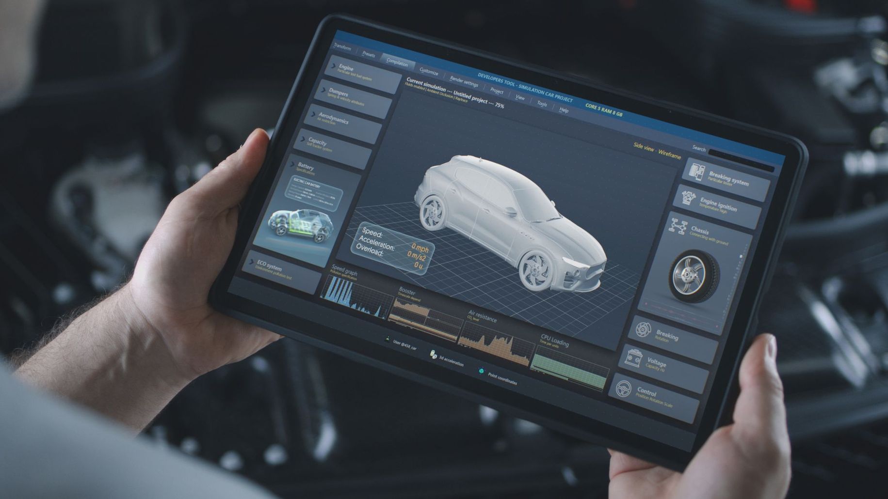 Mani che reggono un tablet con la visualizzazione di un progetto automobilistico in 3D in un ambiente di lavoro buio