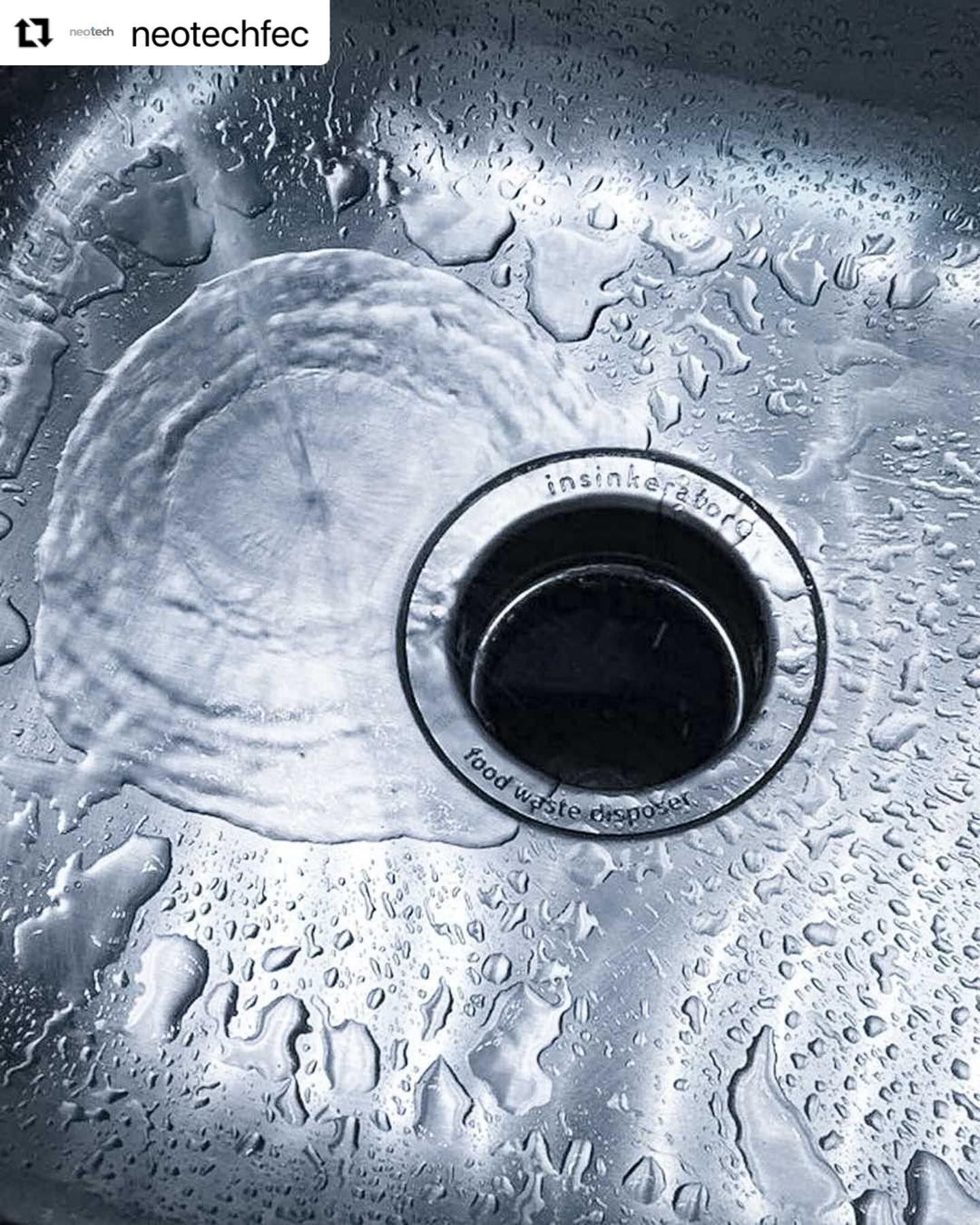 Um close de uma pia com água saindo dela.