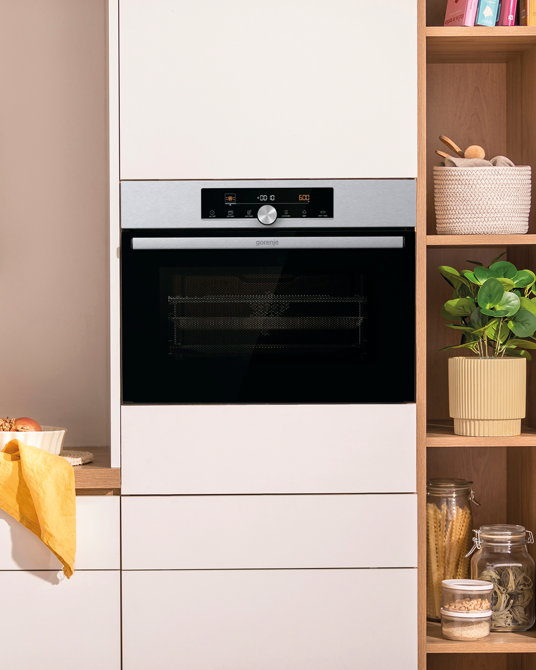 Um forno preto está em um armário branco em uma cozinha.