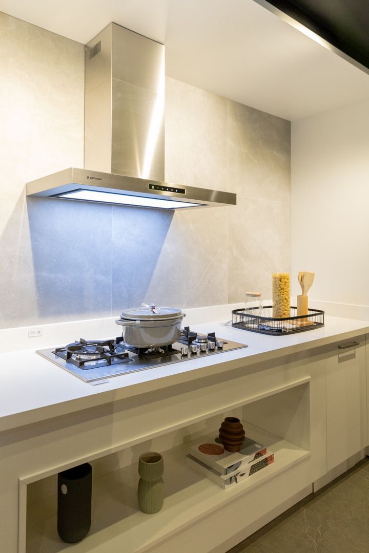 Uma cozinha com fogão, forno e panela.